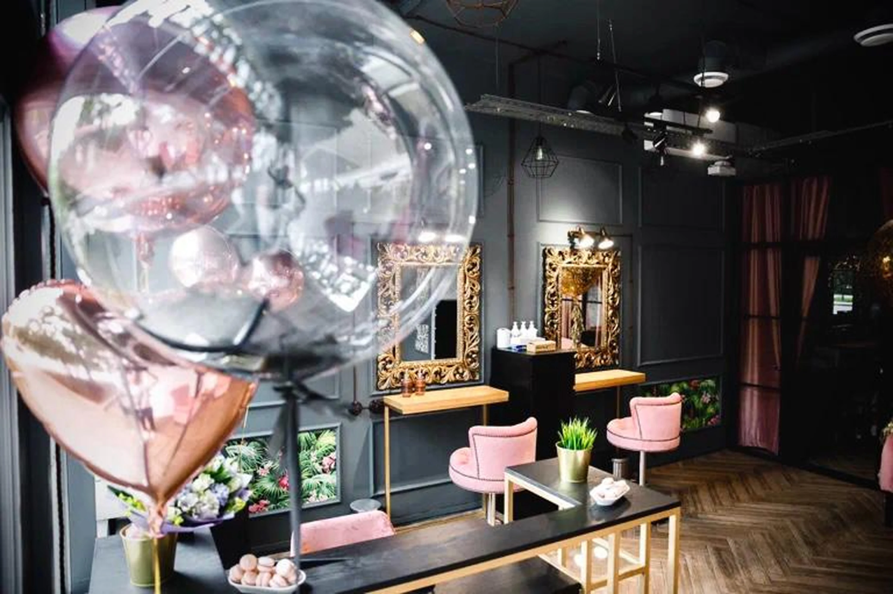 Chambre — lit capitonné et appliques de chevet.