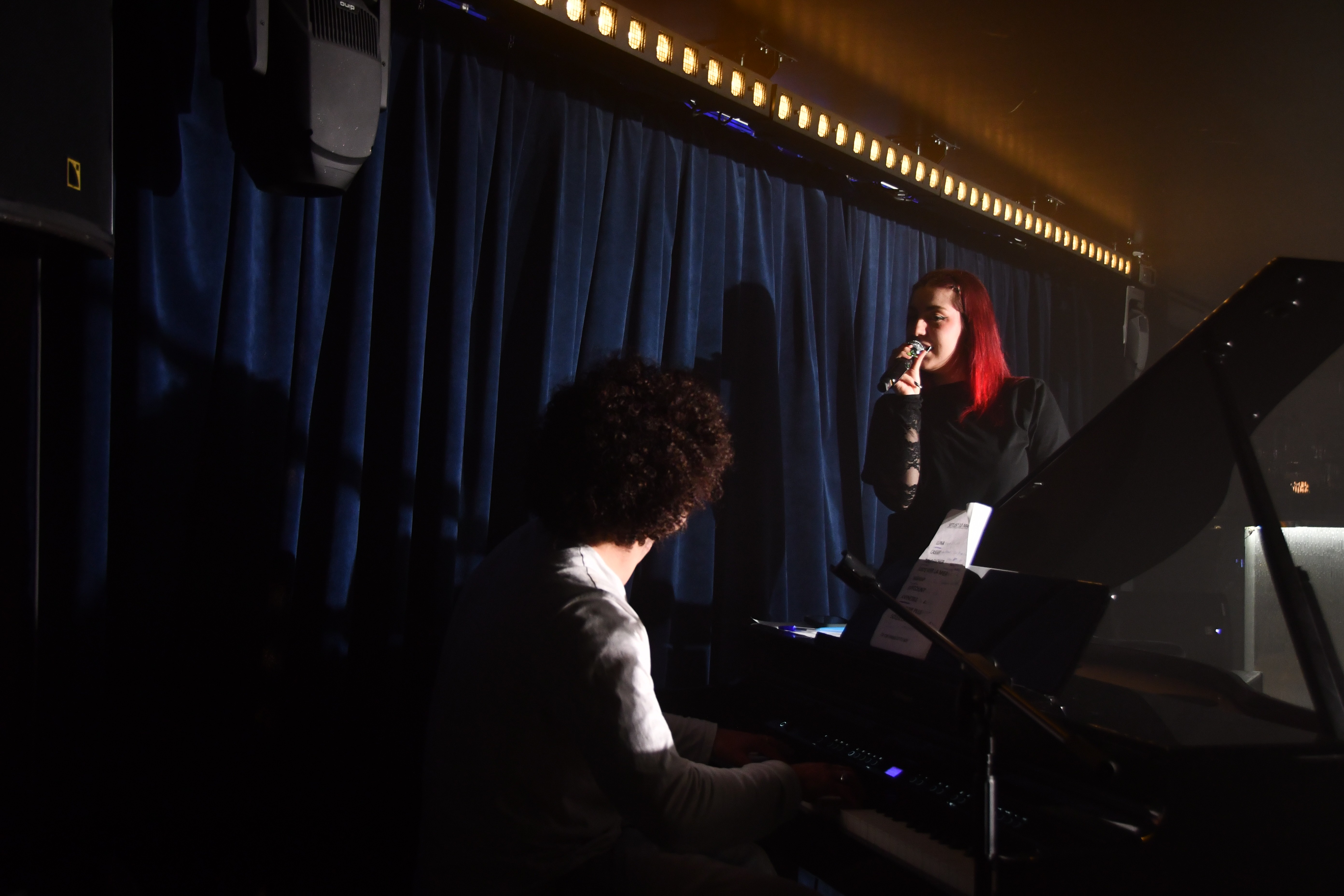 garanceleia en concert live lors du Late Night Open Mic chez Lou Diprey.