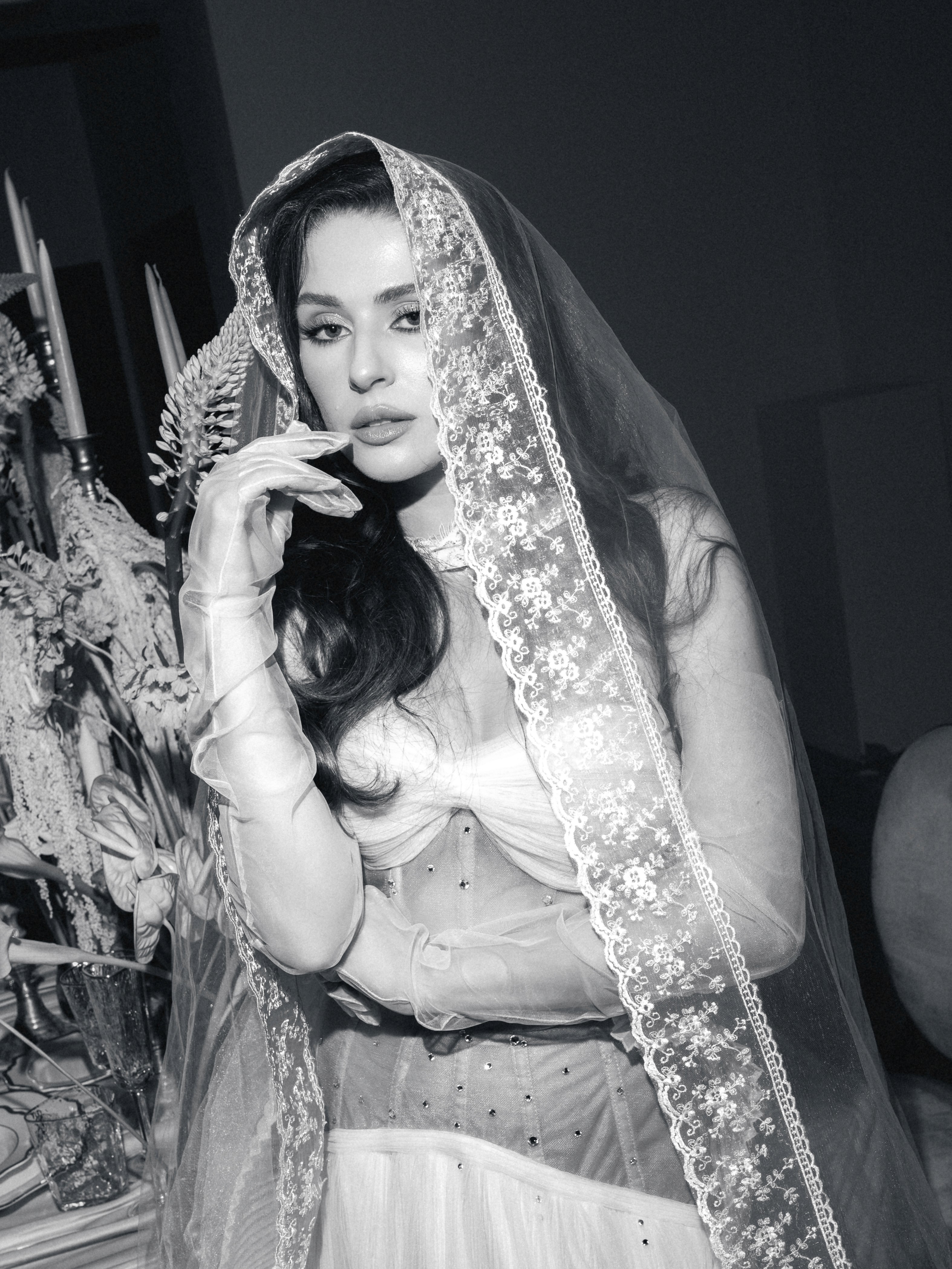 Portret alb-negru de mireasă cu voal și expresie naturală, ședință foto bridal în stil editorial.