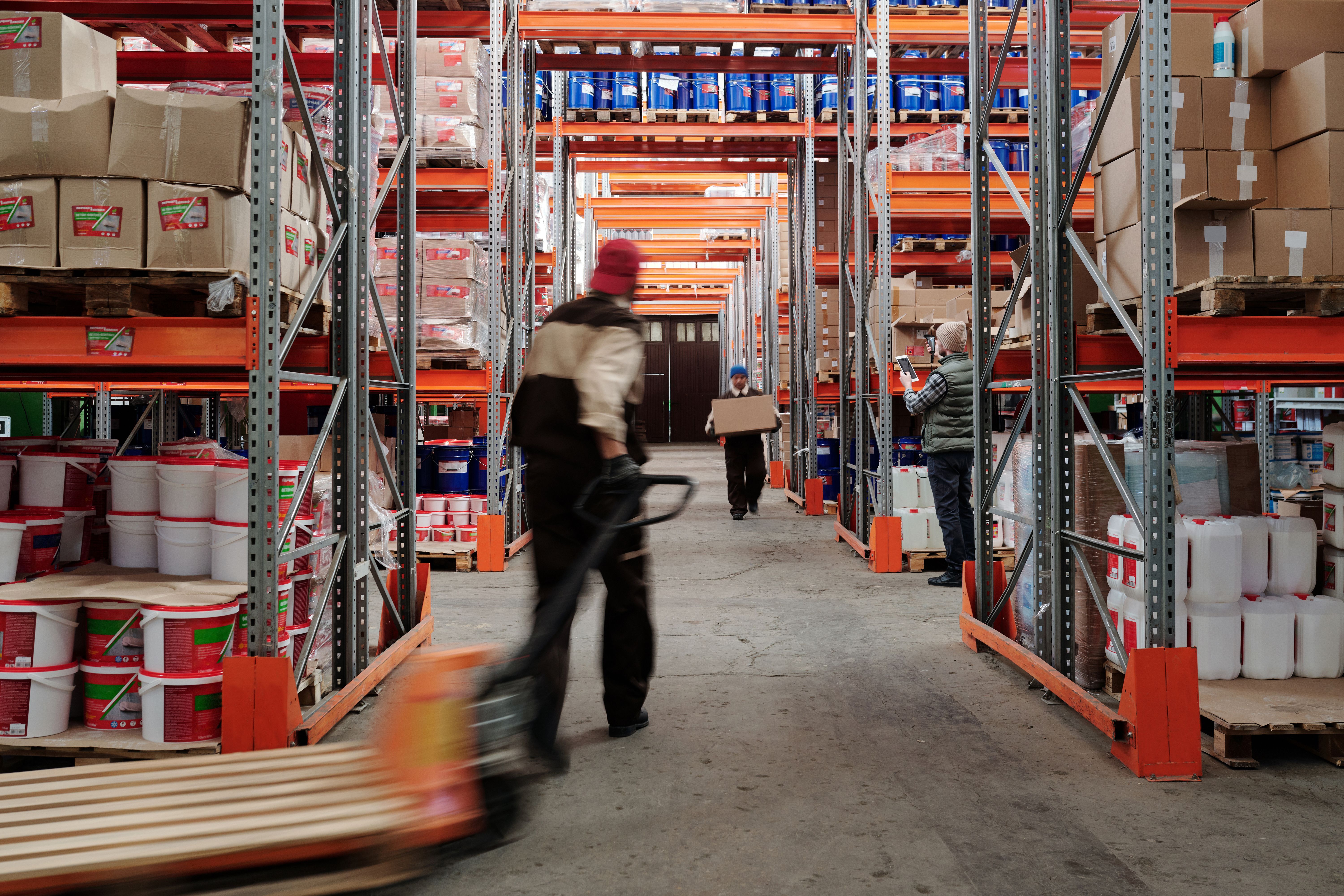 Rôle de l'entrepôt logistique entre fournisseurs et clients finaux