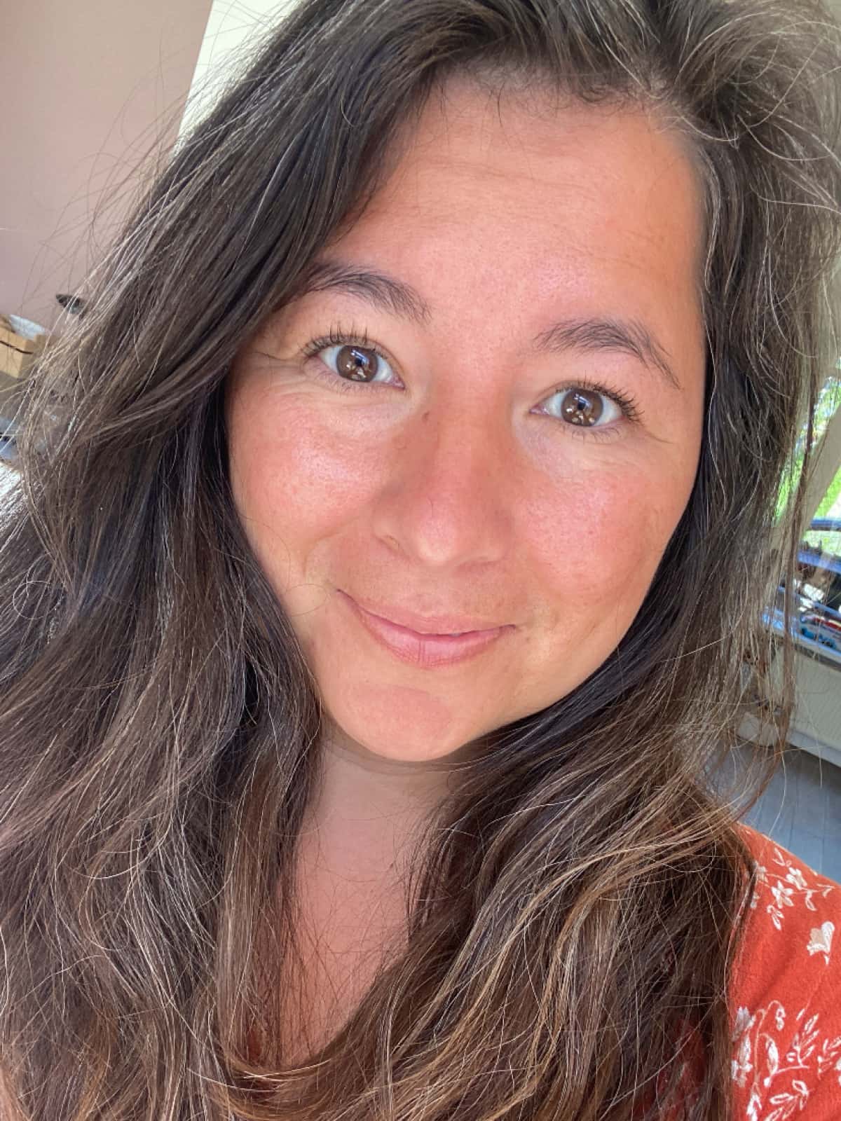 Portretfoto van Roos van der Burg, oprichter en CEO van SheVibes, lachend in een natuurlijke omgeving.