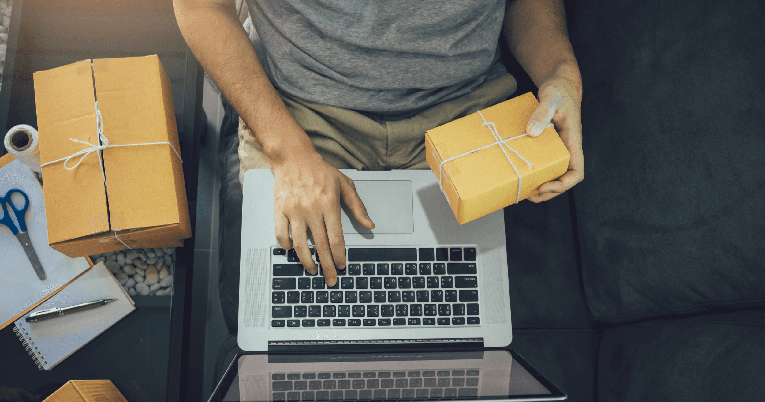 Pemilik bisnes kecil di Malaysia menguruskan stok di komputer riba