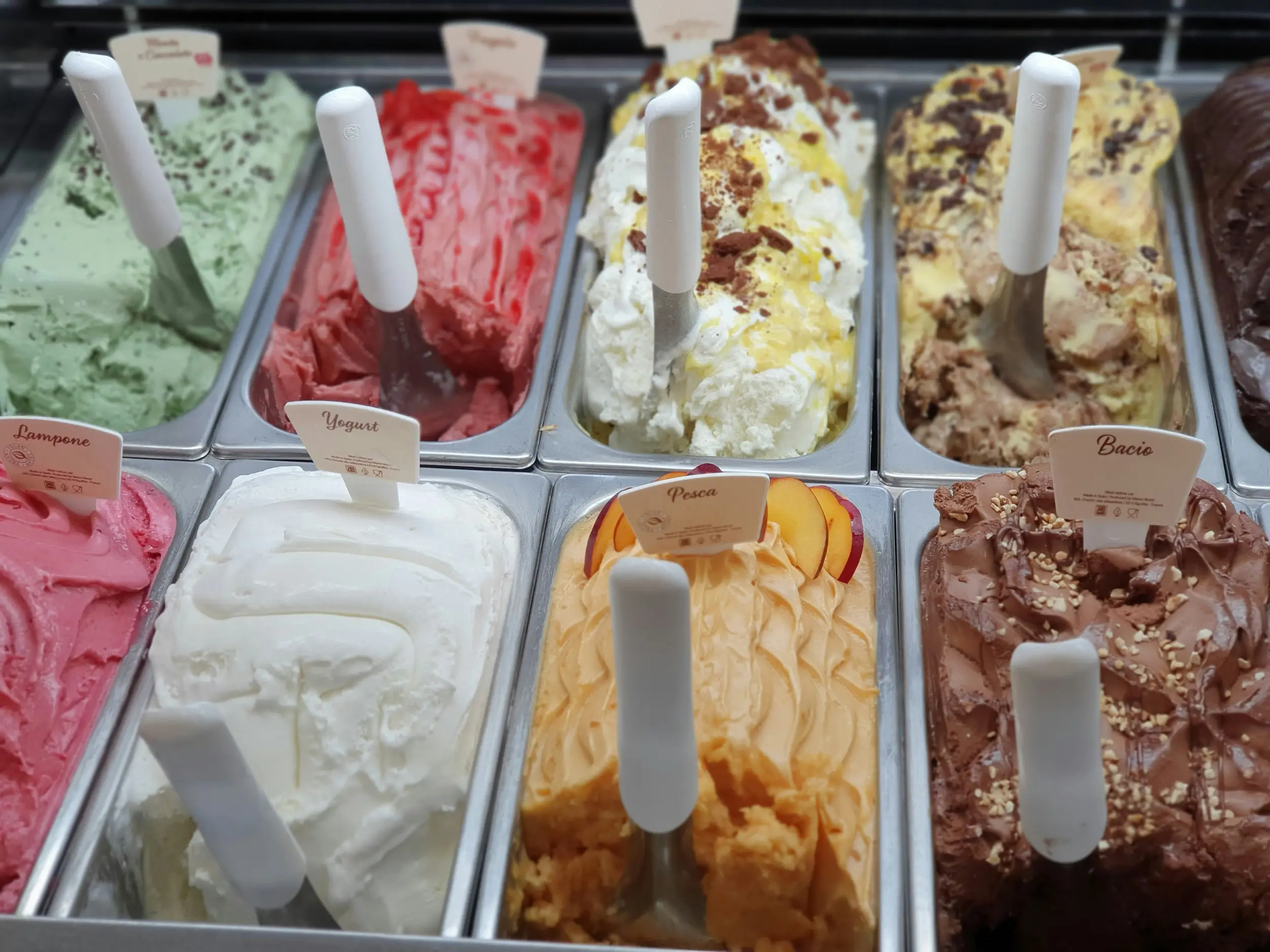 Auswahl an handgemachten Eissorten in der Eistheke