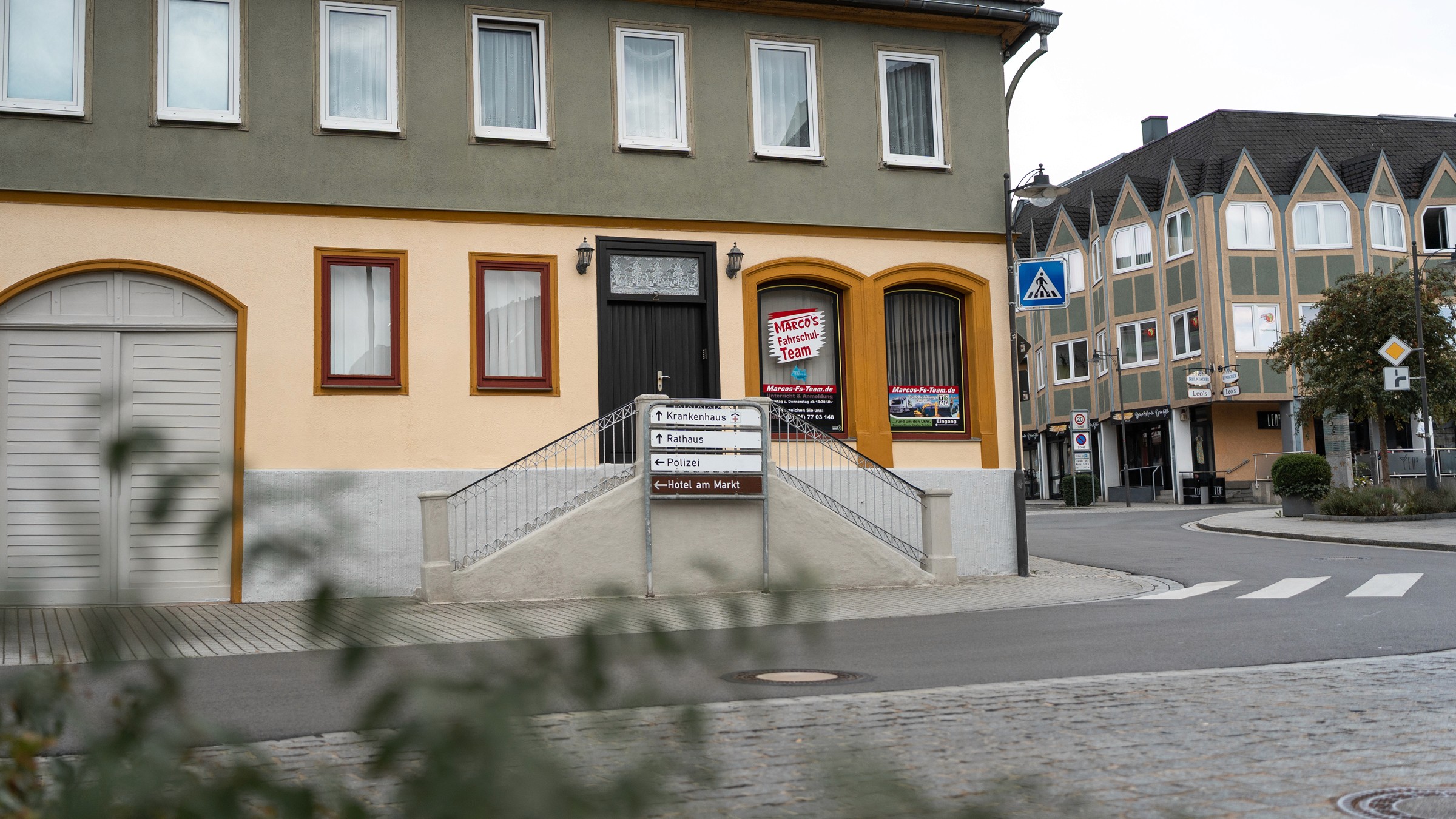 Fahrschule in der Ernststraße 2 in Neustadt bei Coburg, direkt beim beliebten Café Leo’s – zentrale Lage für eine moderne und preisbewusste Führerschein-Ausbildung.