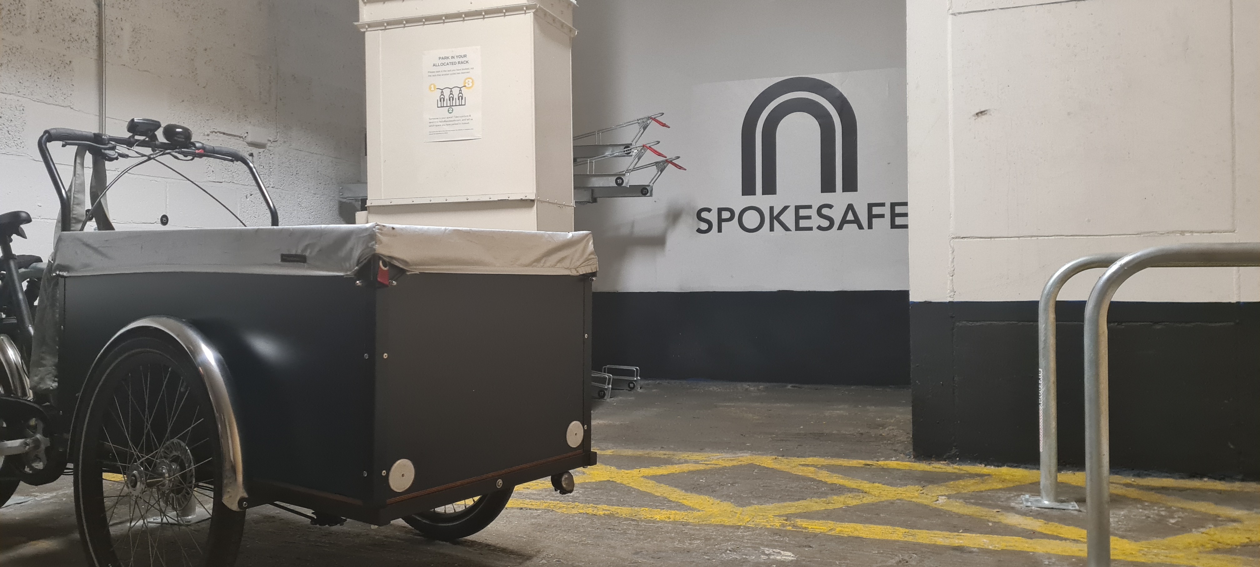 L'intérieur de Spokesafe Covent Garden, montrant un vélo cargo garé