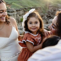 Sesión fotográfica familiar al atardecer en la playa