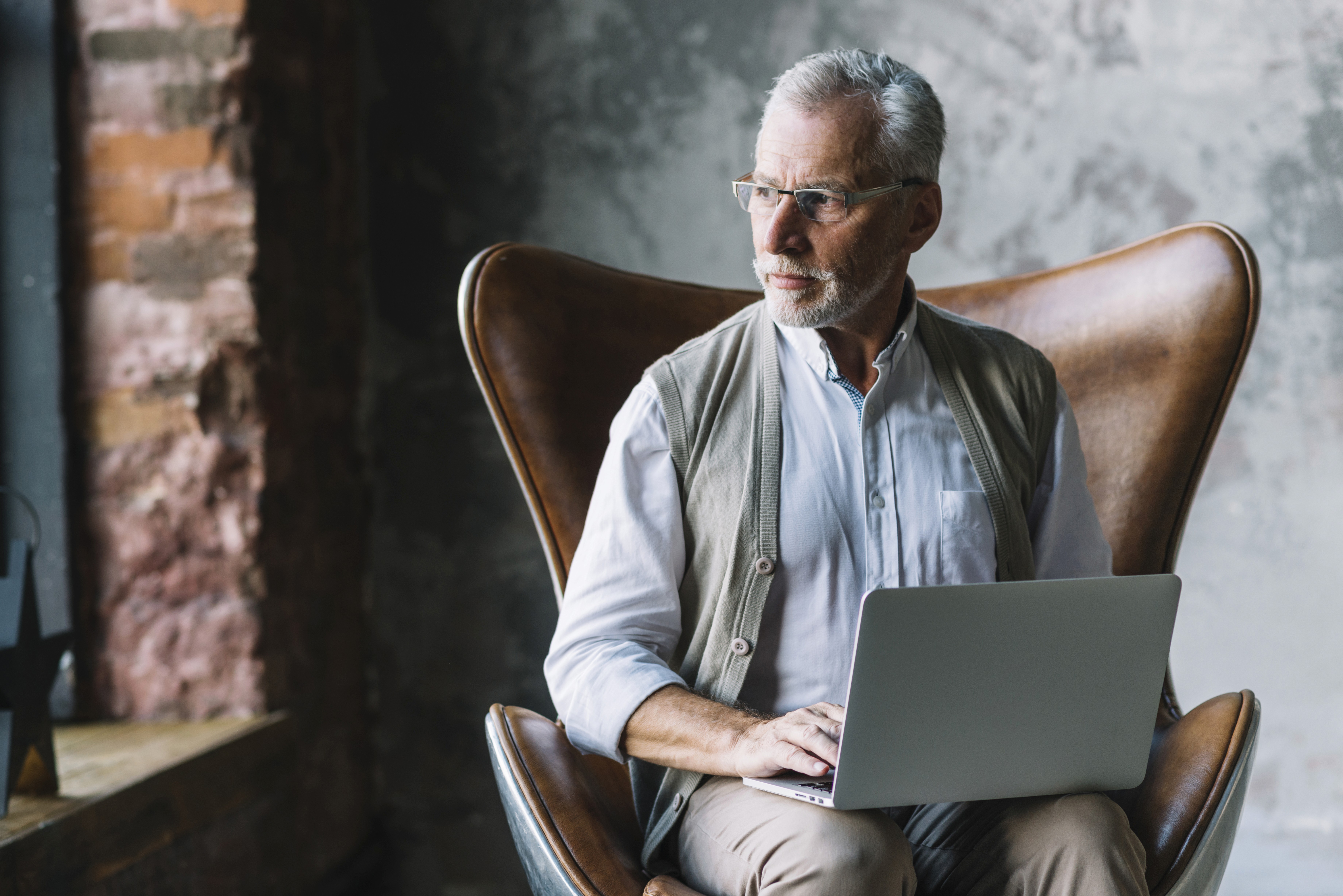Grupa dorosłych osób siedzących w rzędach podczas seminarium lub warsztatów, słuchających prelegenta. Uśmiechnięta kobieta w jasnoniebieskiej koszuli z identyfikatorem 'Lucy' siedzi w pierwszym rzędzie.