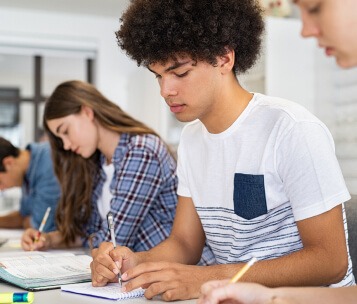 alunos do novo ensino médio em sala de aula