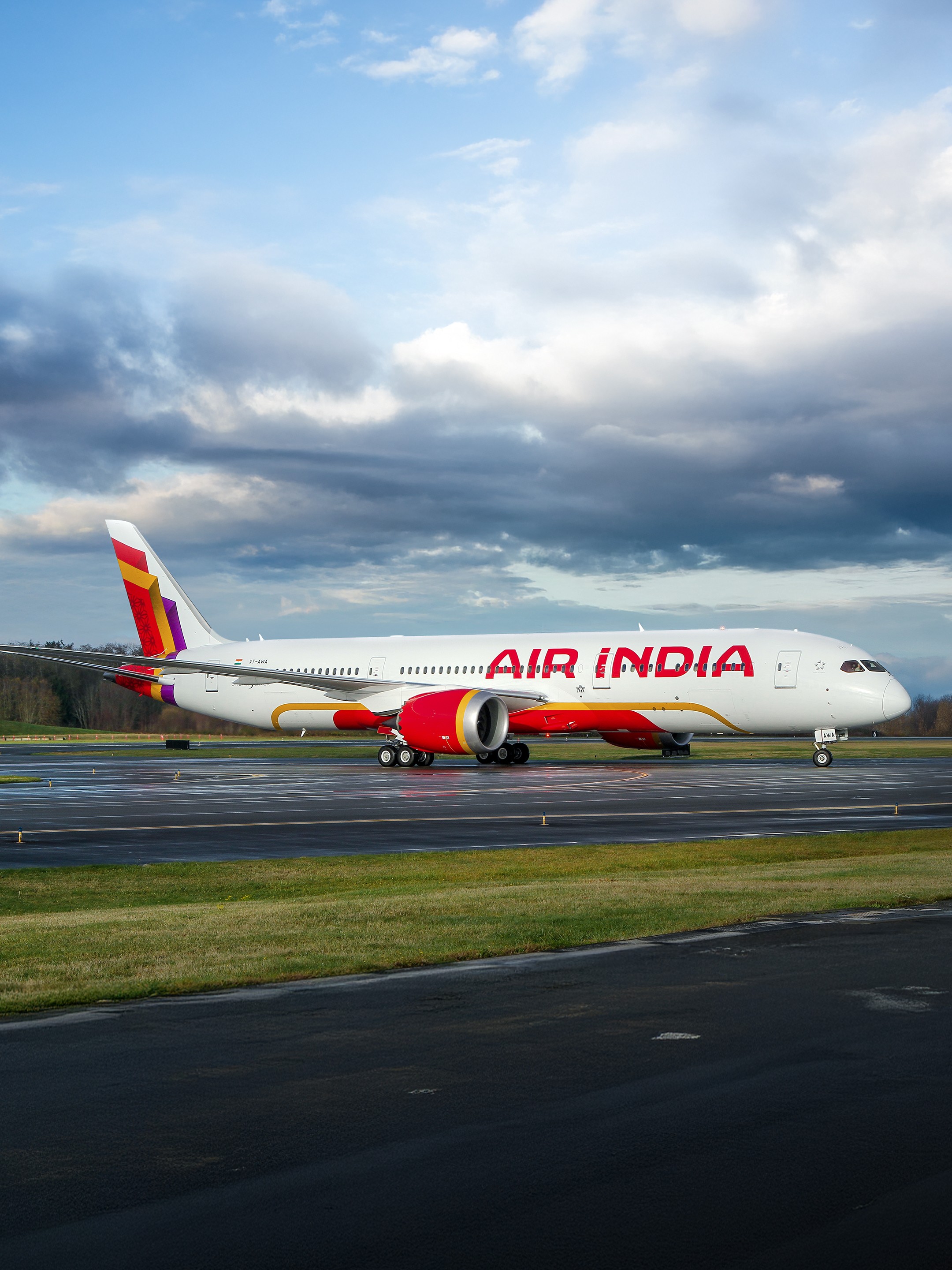 black and white airliner turbine