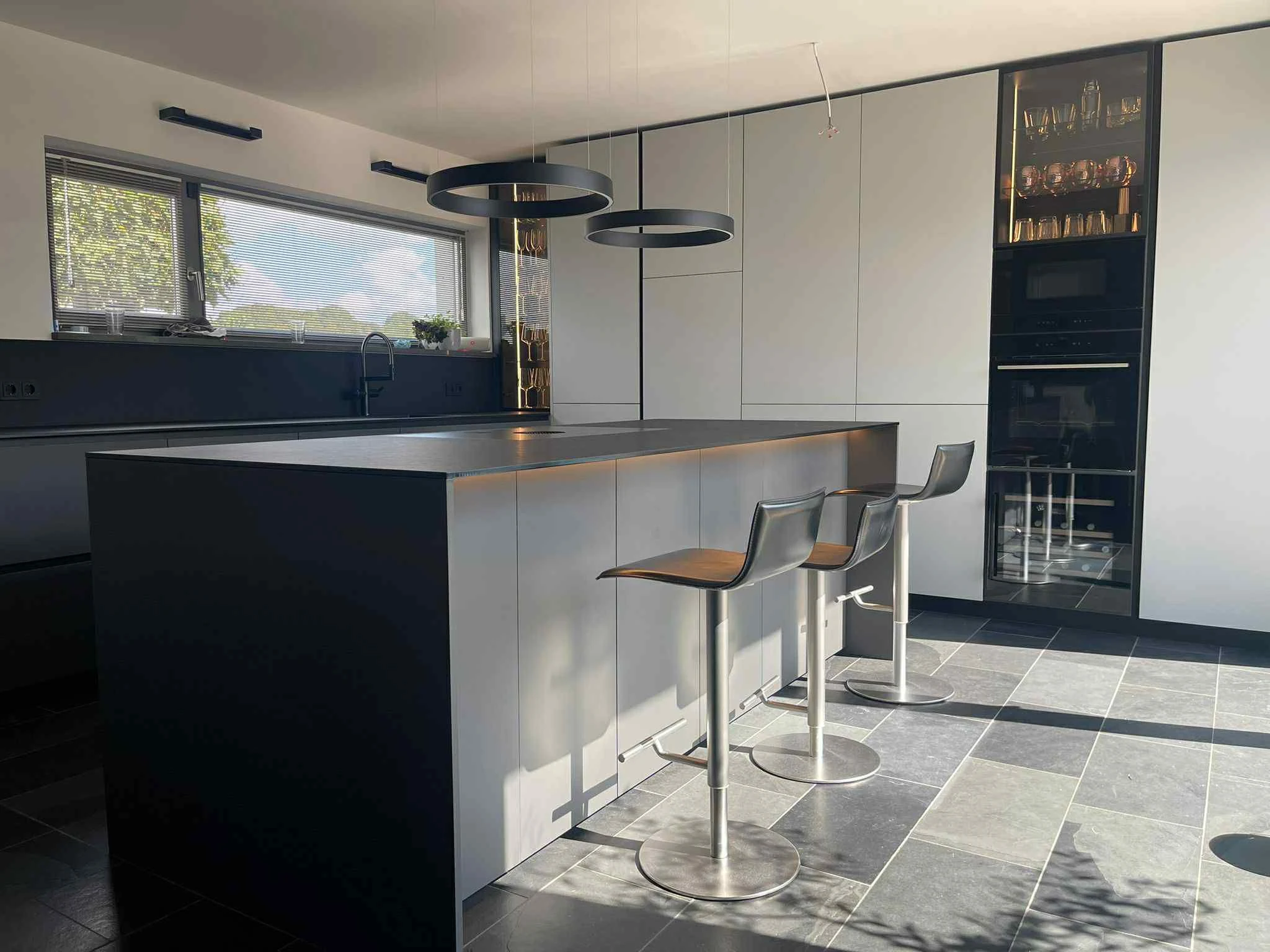 Détail — robinetterie noire mate en gros plan.