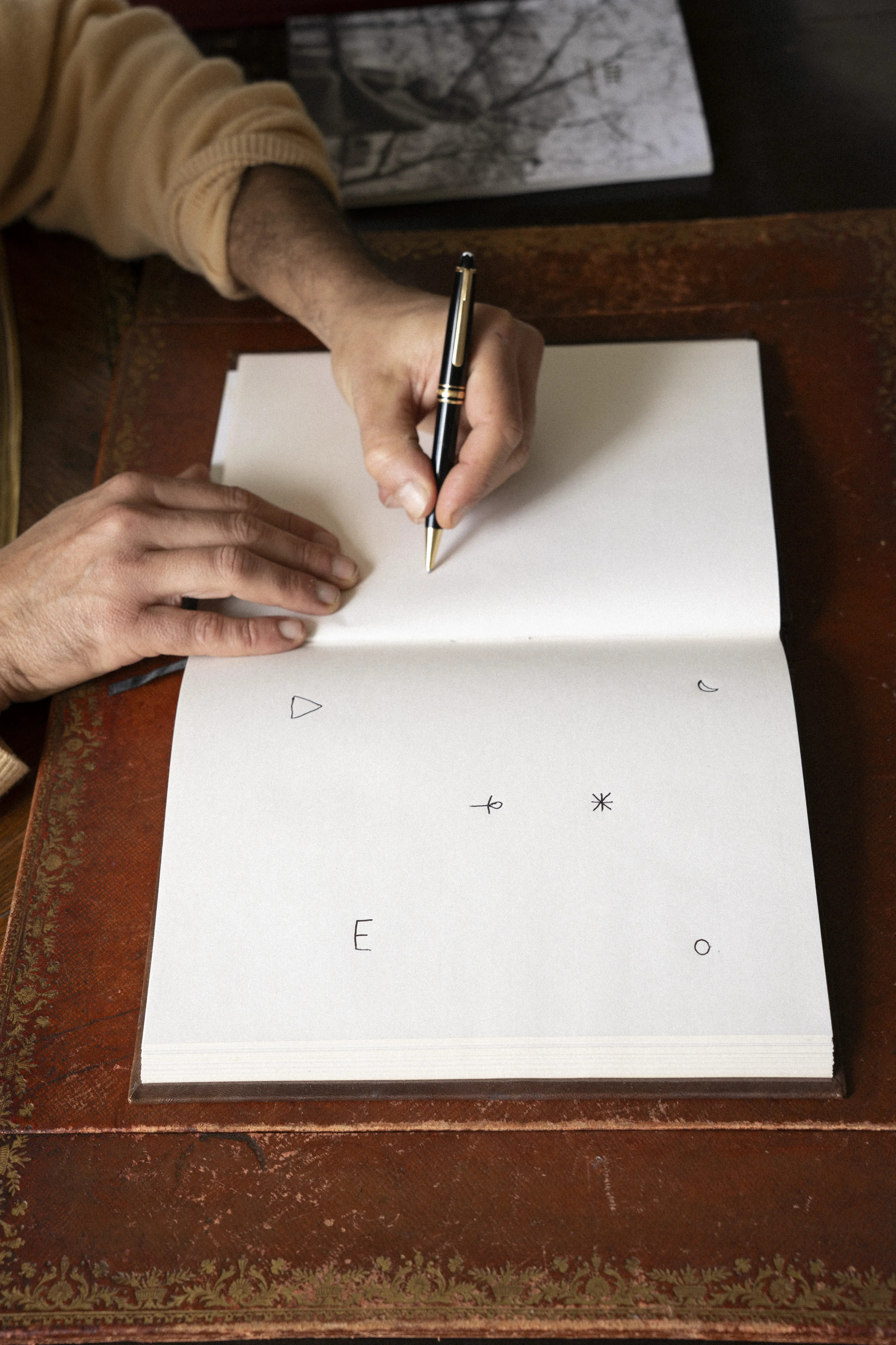 Nicolas Lefebvre dibujando en cuaderno