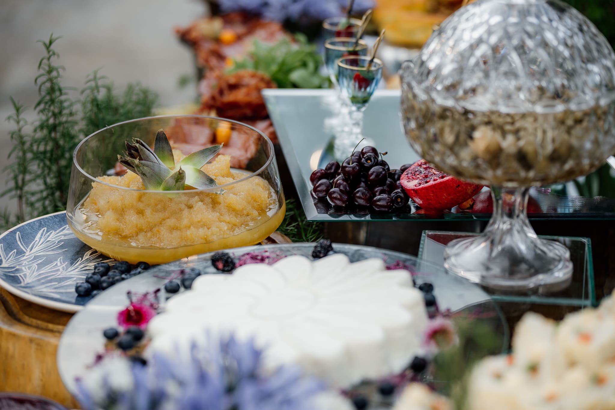 Serviço de buffet sofisticado durante recepção de casamento em Poços de Caldas