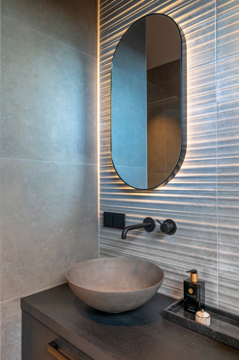 badkamer betonlook met spiegel ovaal 