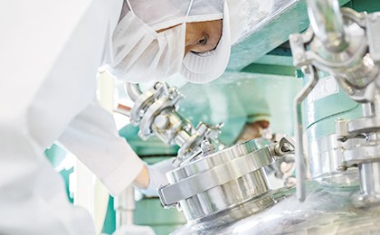 化粧品を製造しているスタッフ