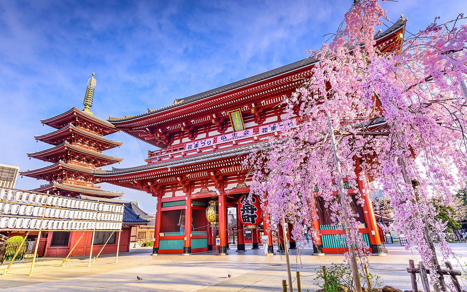 Sensoji templom vörös lámpásokkal és pagodával Asakusában, Tokióban, Japánban.