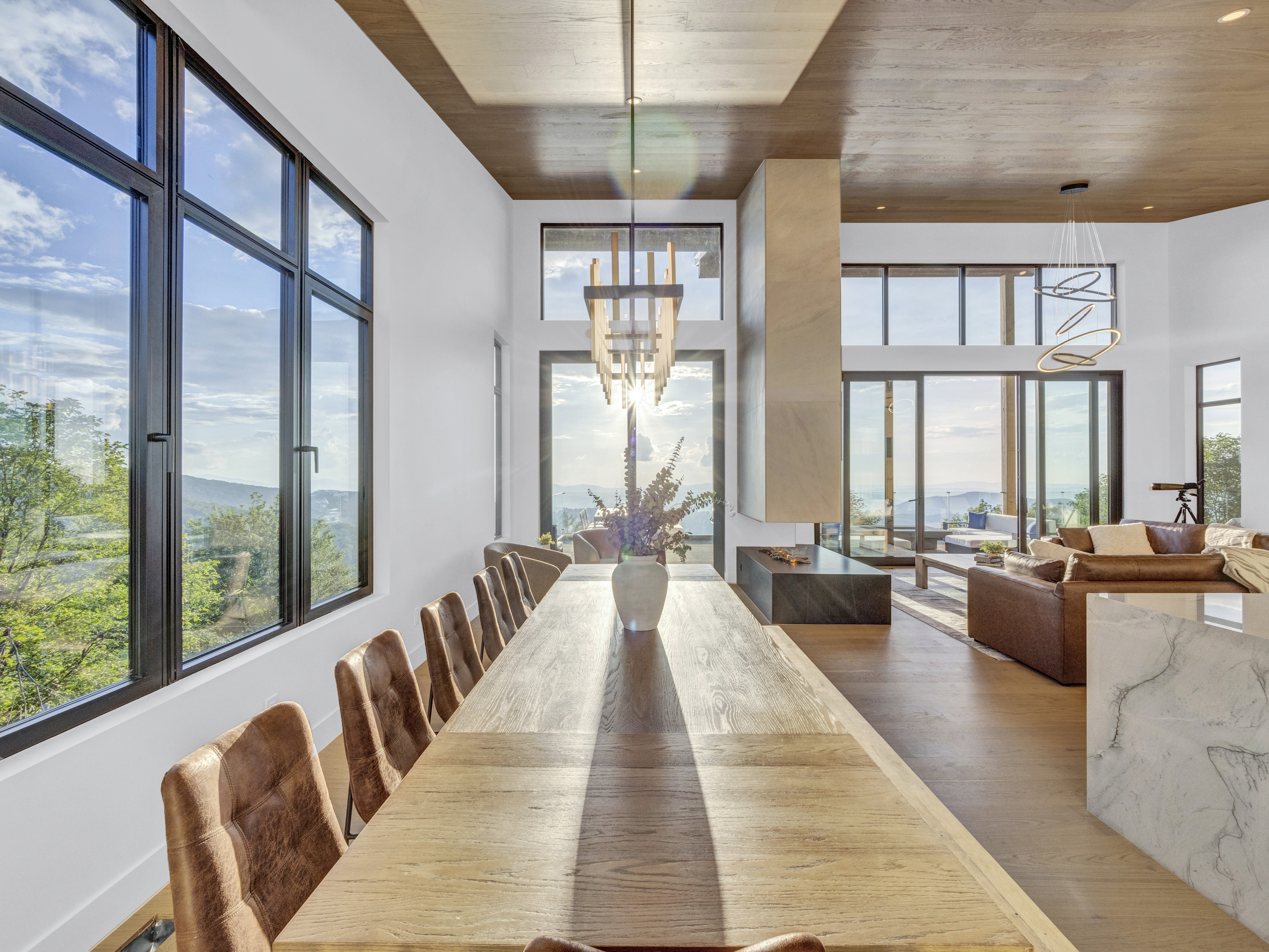 Dining table for 12 at Beech Harmony mountain retreat