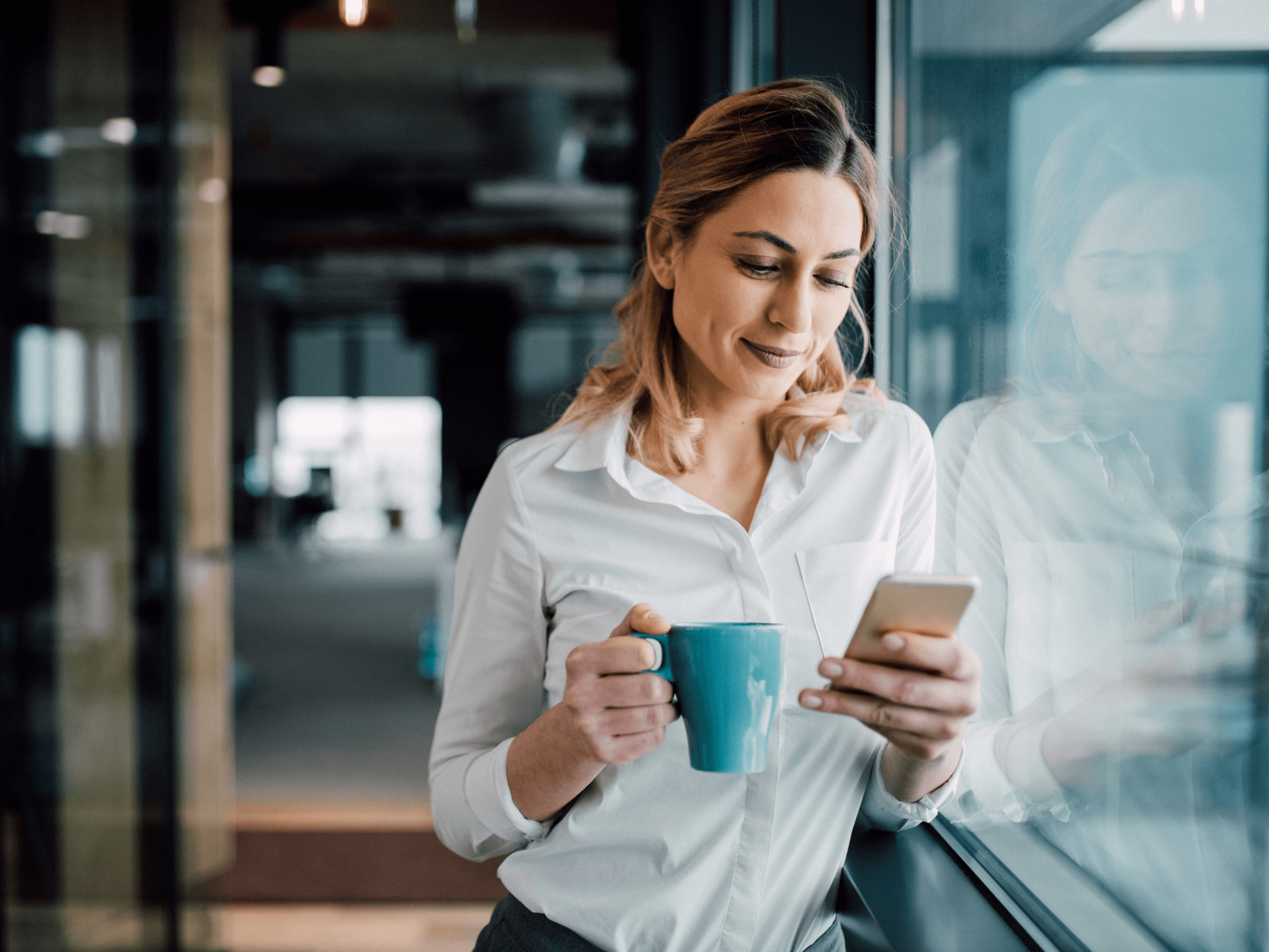 Frau, die auf ein Laptop mit Colibo Intranet schaut