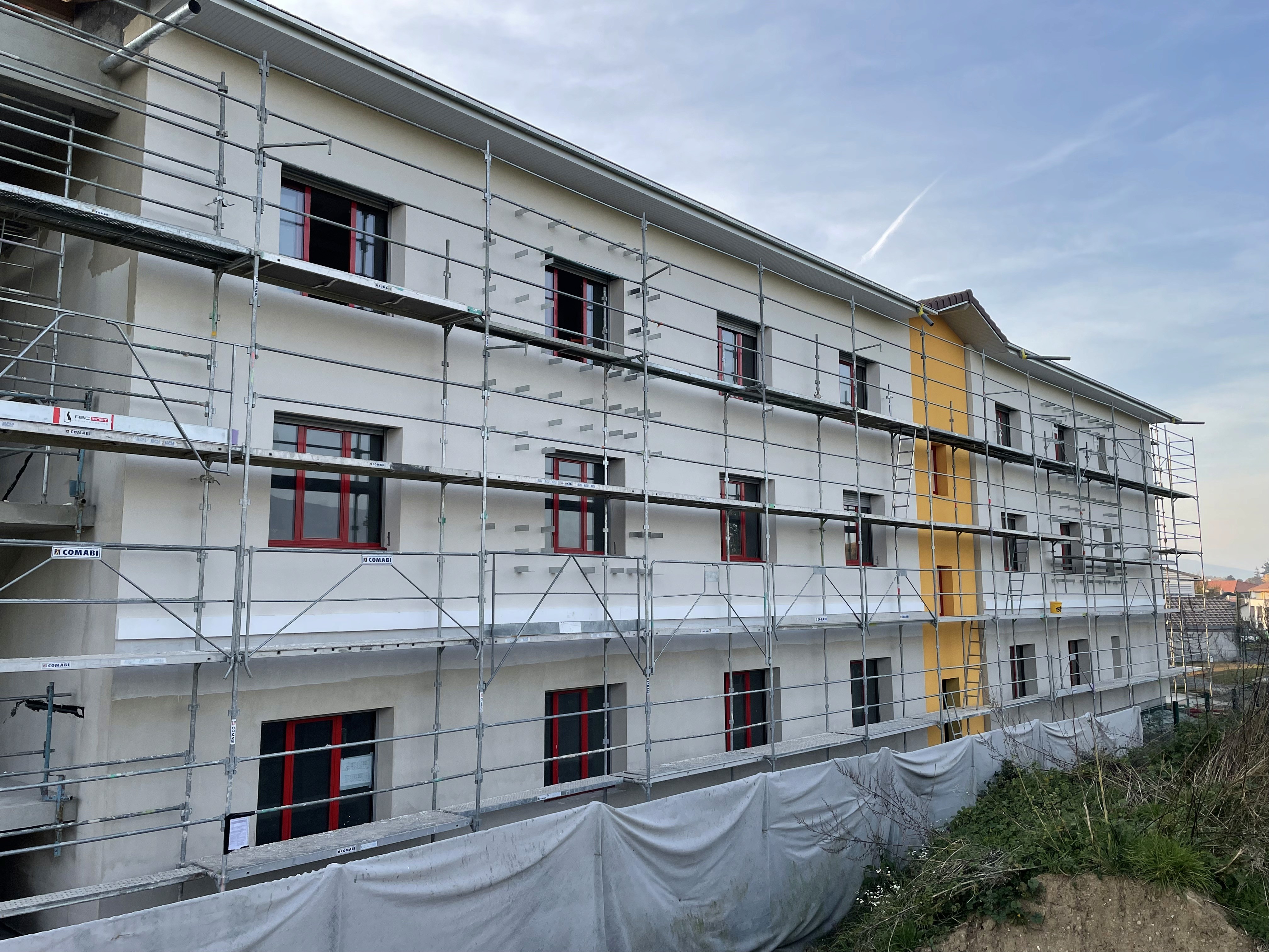 Finitions de façade d’un bâtiment collectif après isolation extérieure à Annecy