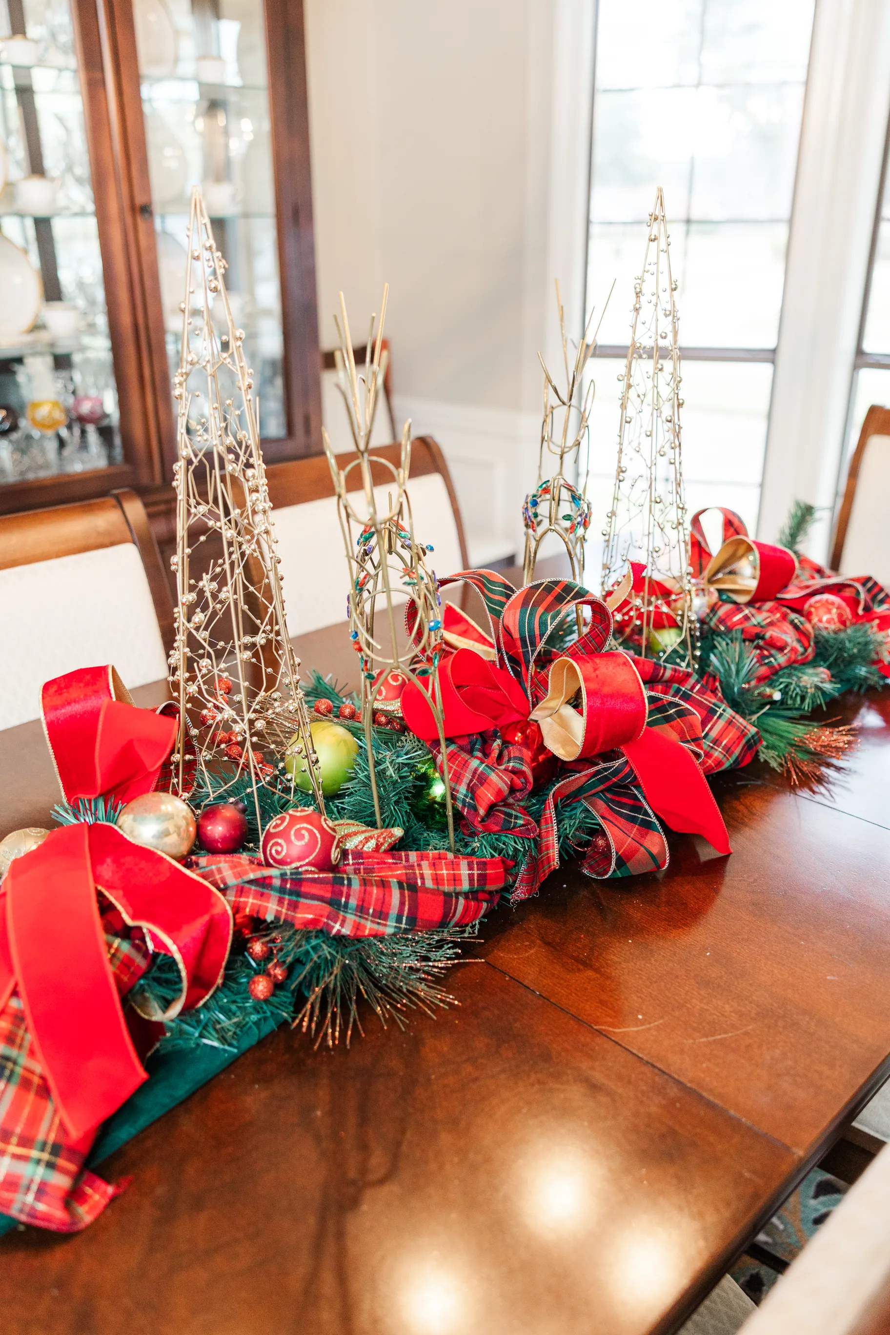 Luxury table setting by Sarah Overall Events with pink embroidered napkins, gold-rimmed plates, floral arrangements, and personalized menus in Shreveport.