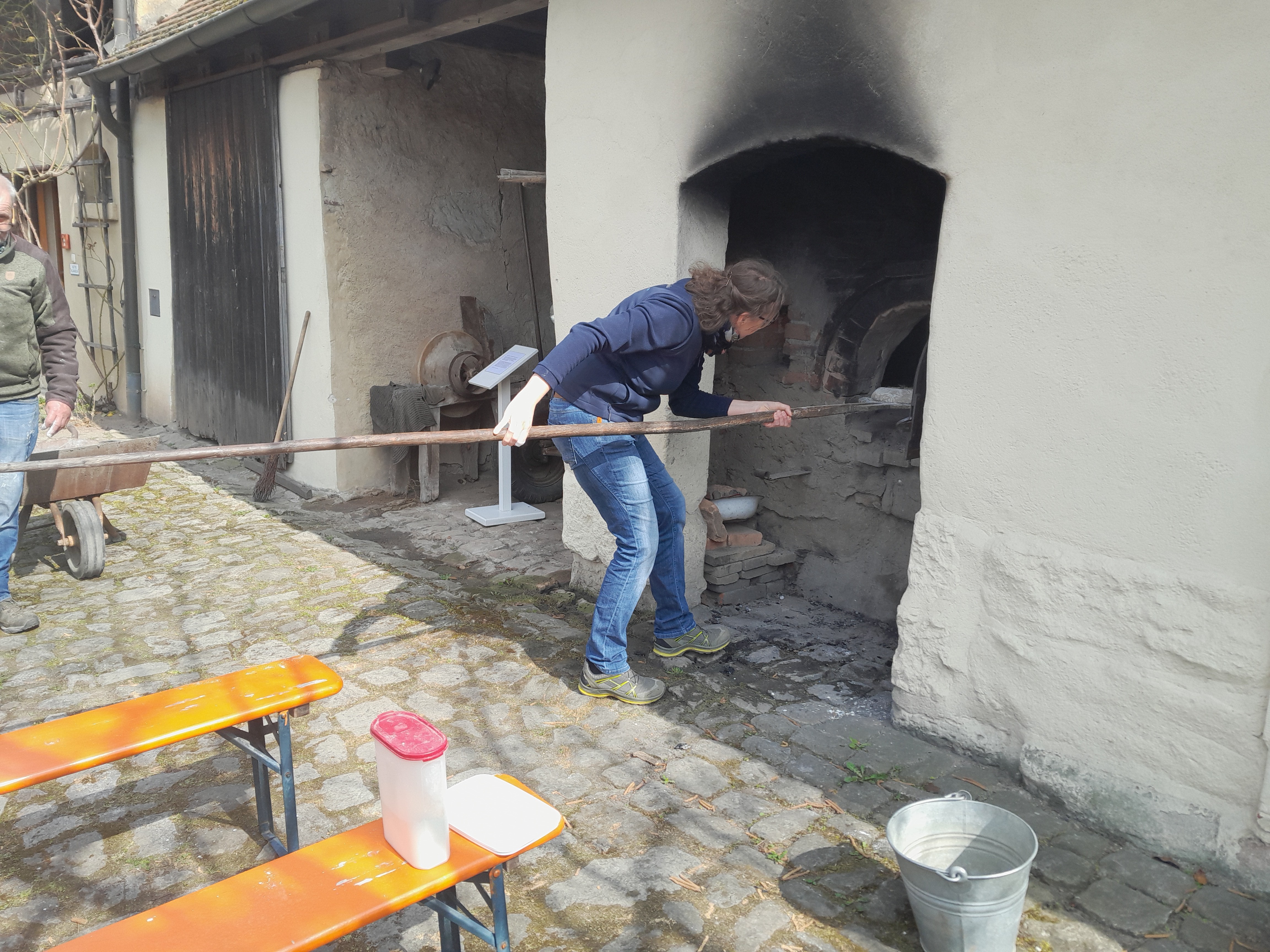 Andrea Winkler beim Brotbacken
