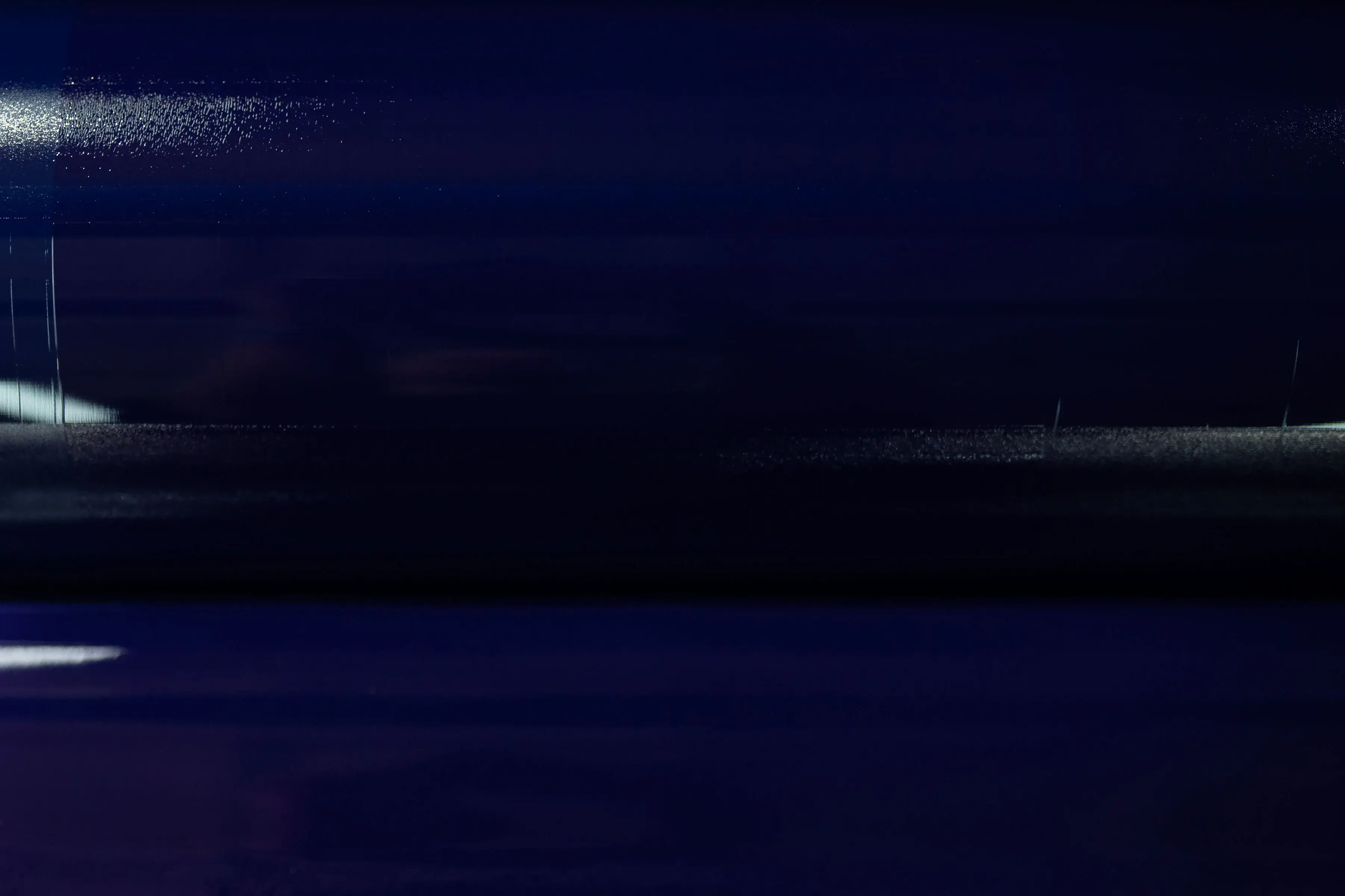 Синє світло випромінюється на стіну.