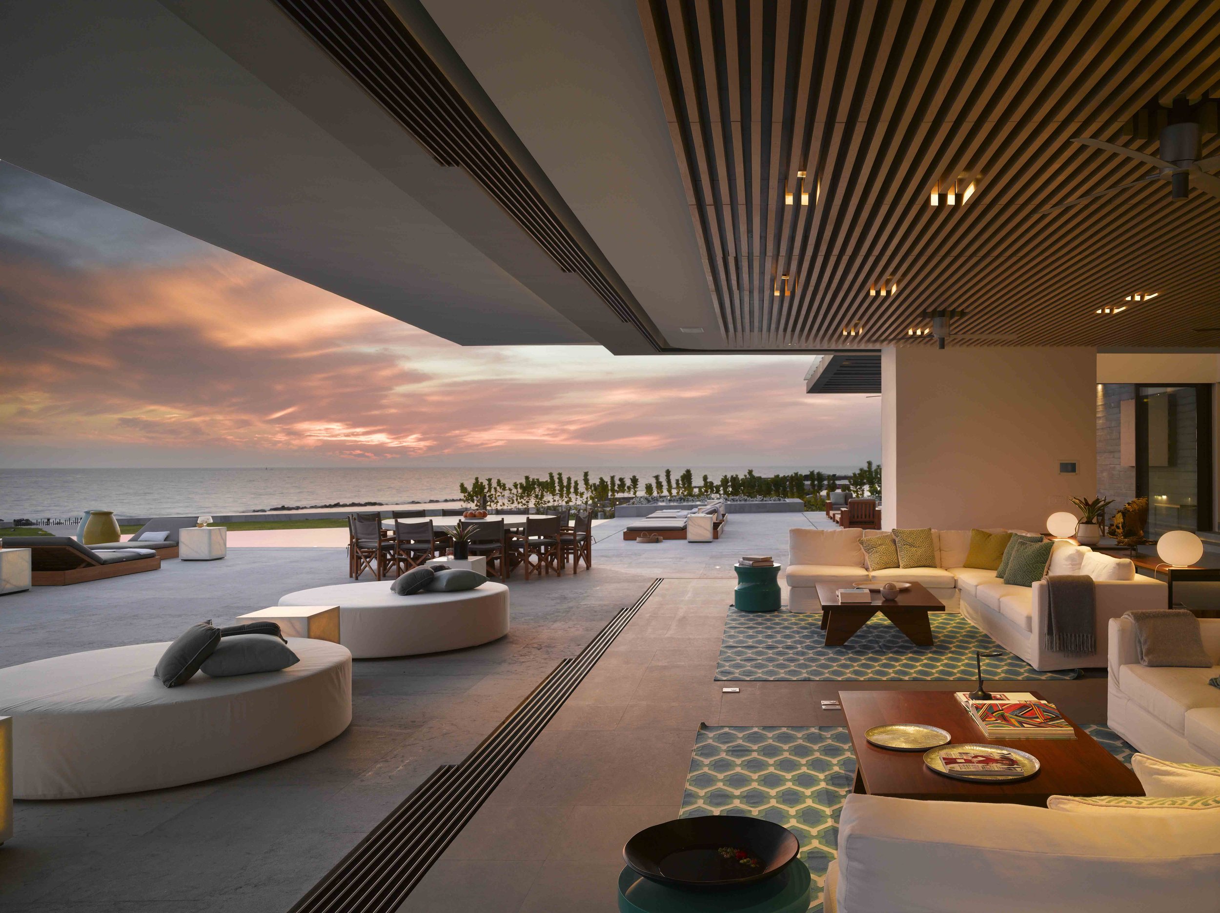 Terraza de Vallarta House Puerto Vallarta con cancelería arquitectónica de lujo y vistas panorámicas al océano