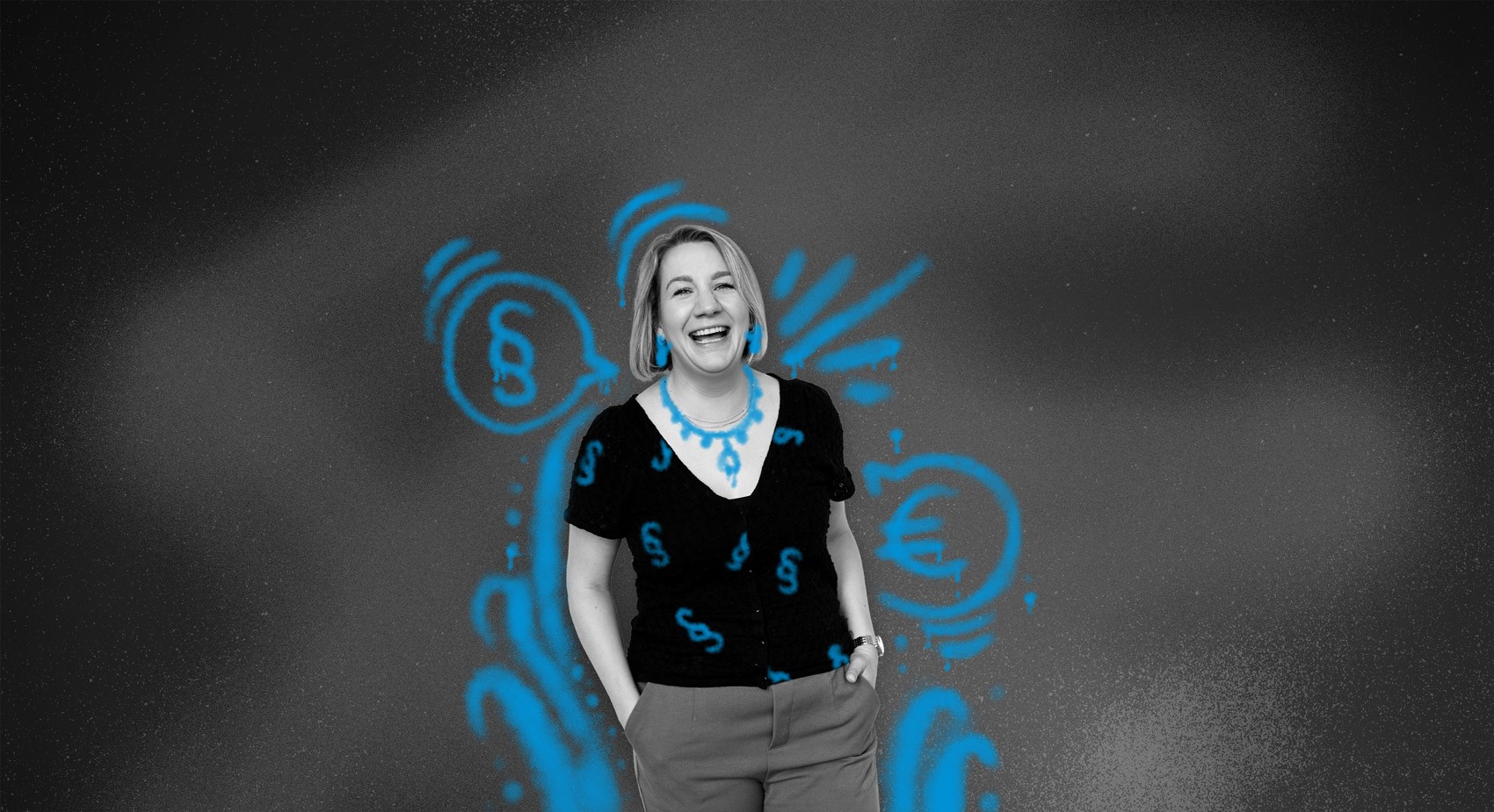 SLB Key Visual der Mitarbeiterkampagne: Schwarz-weiß Porträt einer Frau mit locker eingesteckten Händen, umgeben von leuchtend blauen Zeichnungen mit Paragrafen- und Euro-Symbolen sowie dynamischen Linien.