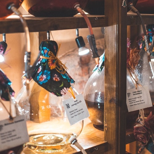 Невероятные водки со вкусом в обстановке, которая напоминает средневековую аптеку.