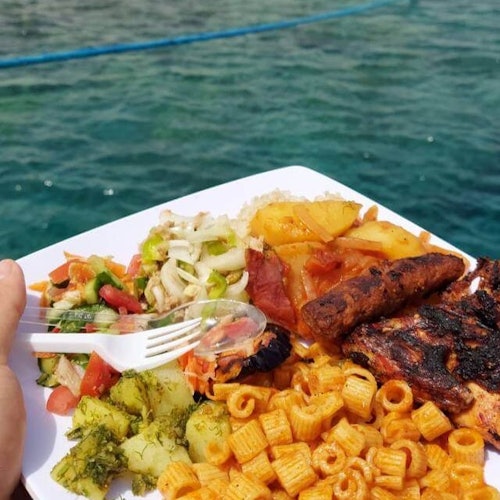 在馬爾薩阿拉姆的船上用餐