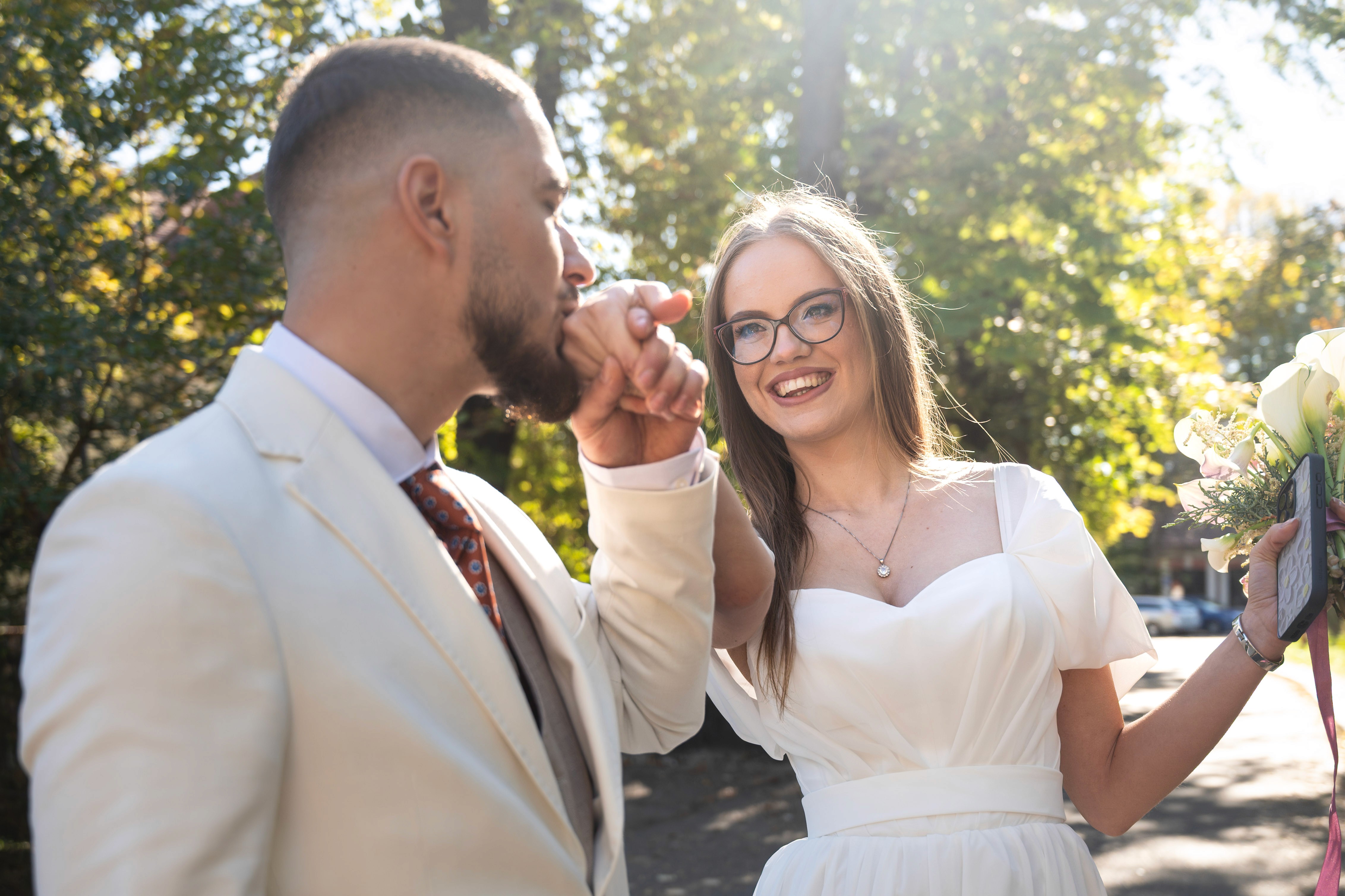 Soț și soție după cununia civilă, surprinși într-un moment natural de bucurie.