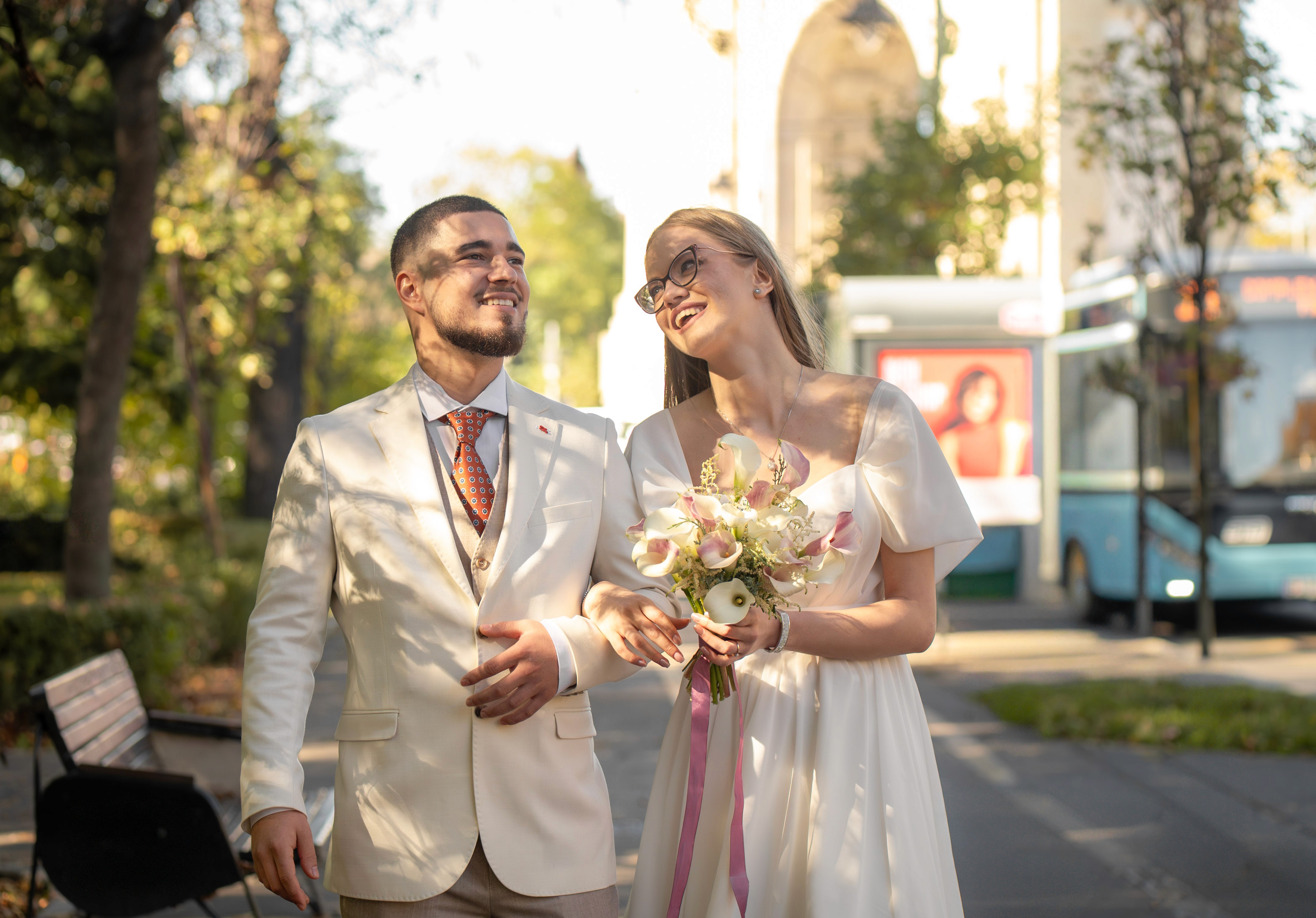 Ședință foto de cuplu la Arcul de Triumf in Bucuresti, după starea civilă.