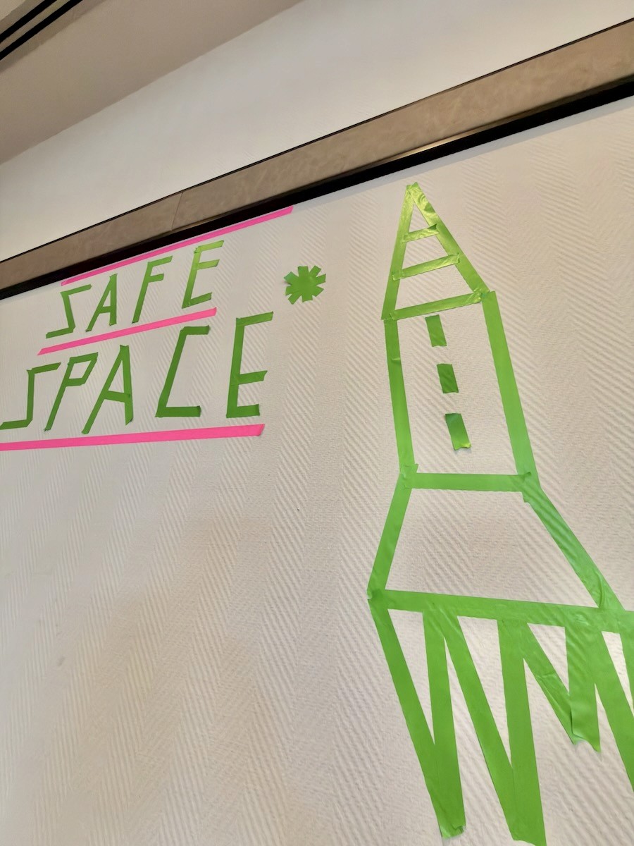Teamentwicklung in Hamburg an der Wand eine Rakete mit der Aufschrift Safe Space
