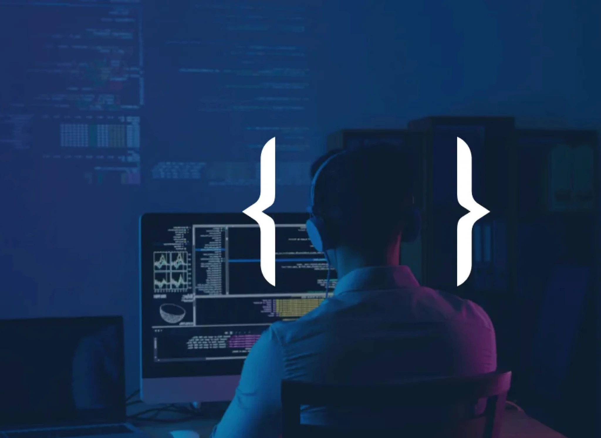Desenvolvedor integrando a API da Milvus em ambiente de TI com múltiplos monitores