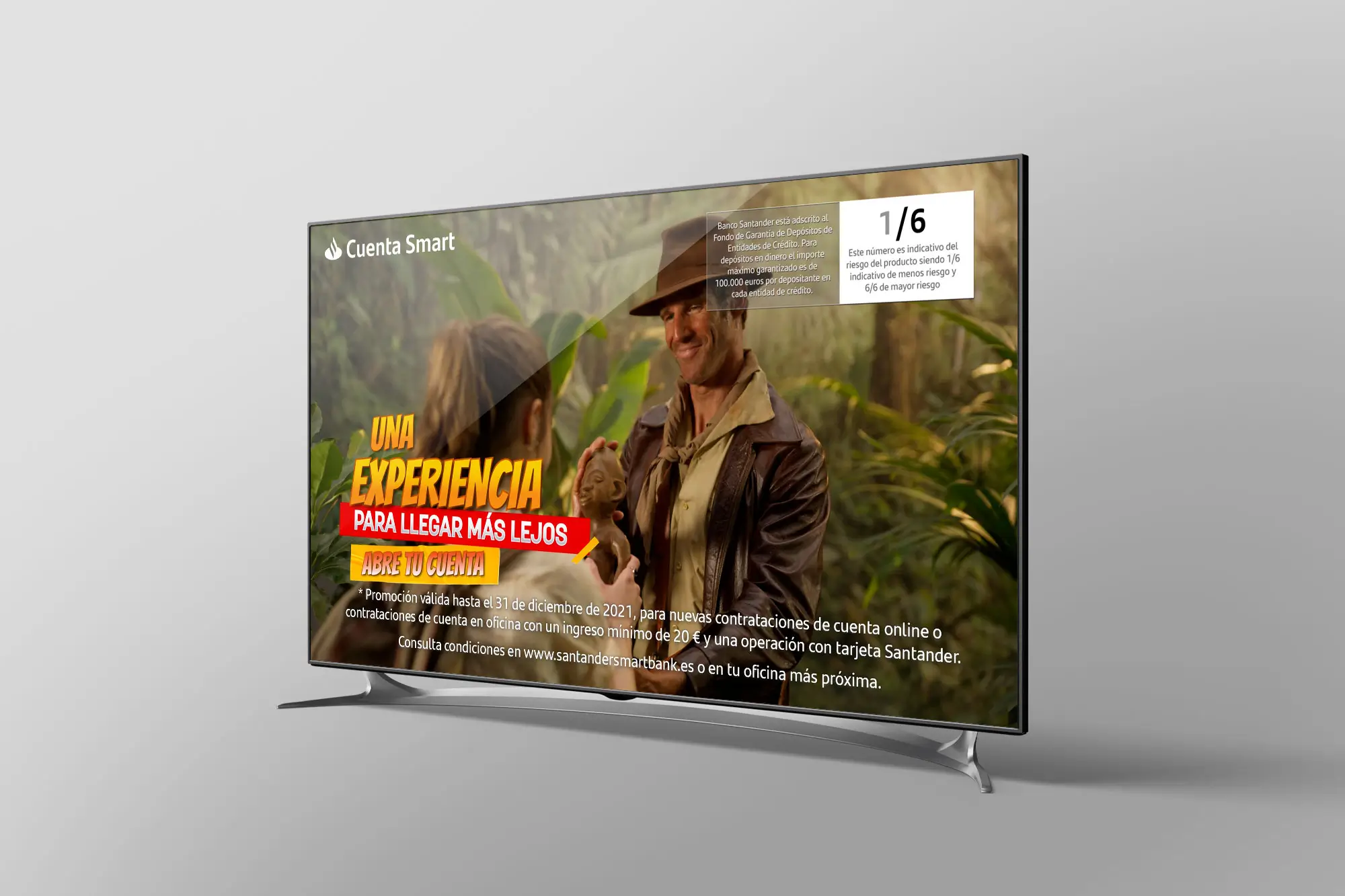 Portfolio Thankium: Imagen promocional de Santander, hombre en atuendo de explorador sosteniendo un objeto en la selva, texto: "Una experiencia para llegar más lejos".