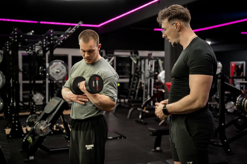 Persönliche Betreuung im Krafttraining durch CJ Beyondlimits