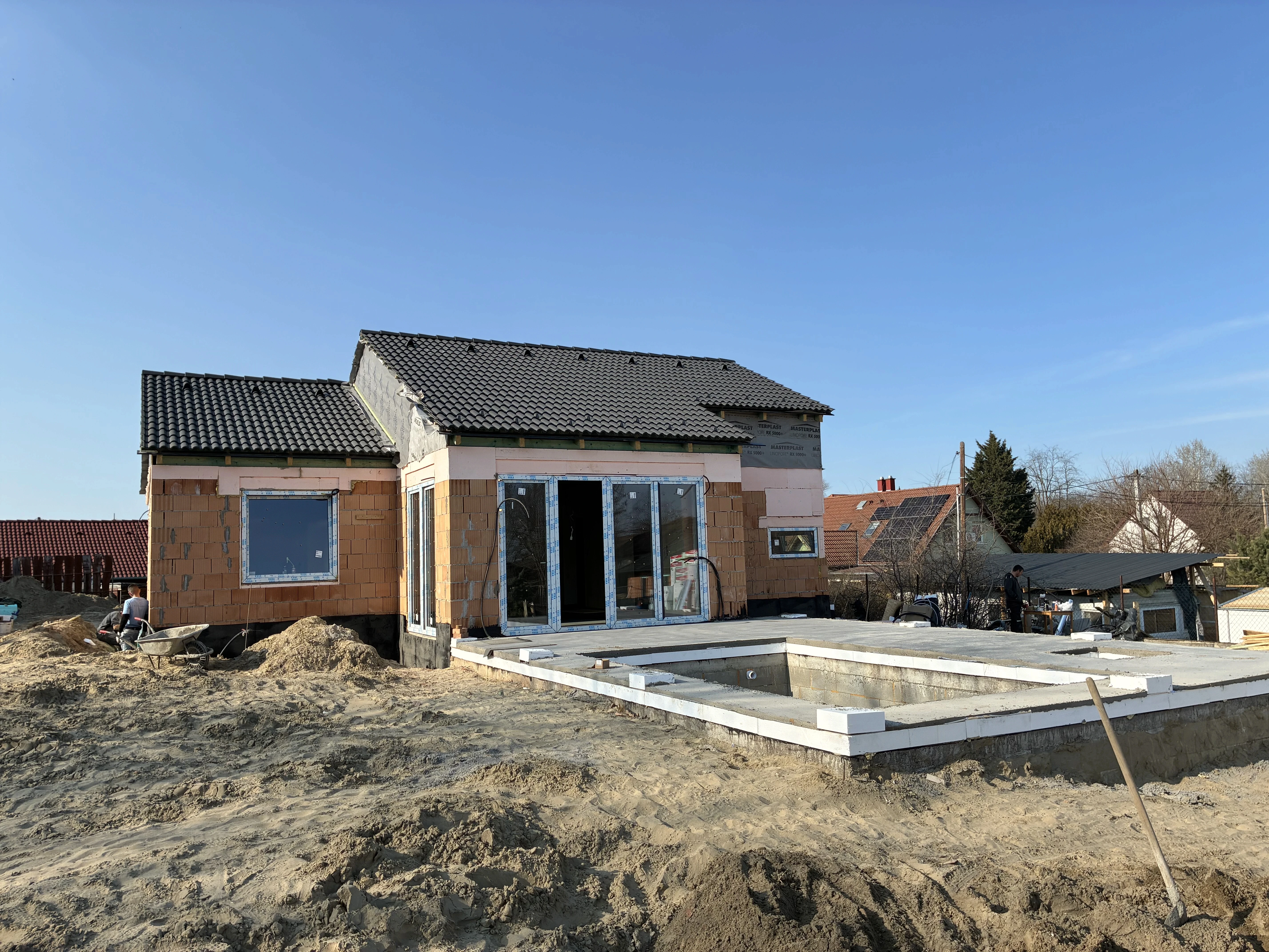Modern családi ház építés generálkivitelezés alatt