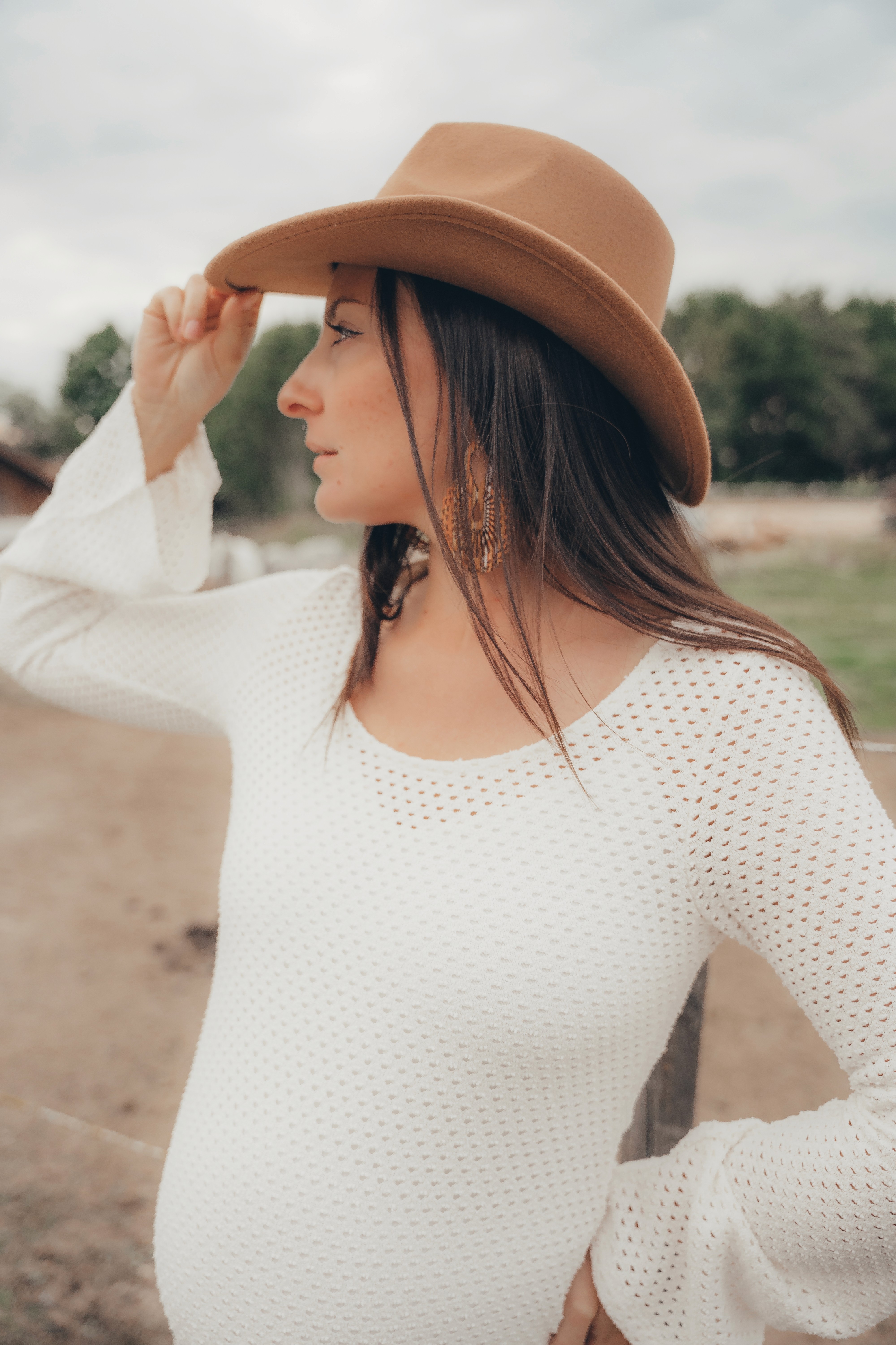 Porträtfotografie in Bogen, Bayern – Frau mit Hut bei einem natürlichen Outdoor Portrait Shooting.