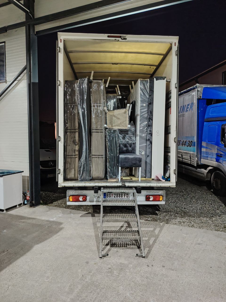 Selidbe kombijem u Beogradu. Bezbedan transport namestaja i kutija