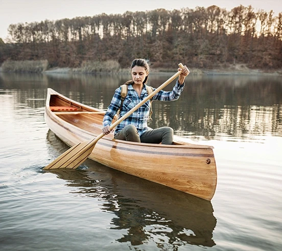 Canoë en bois sur rivière