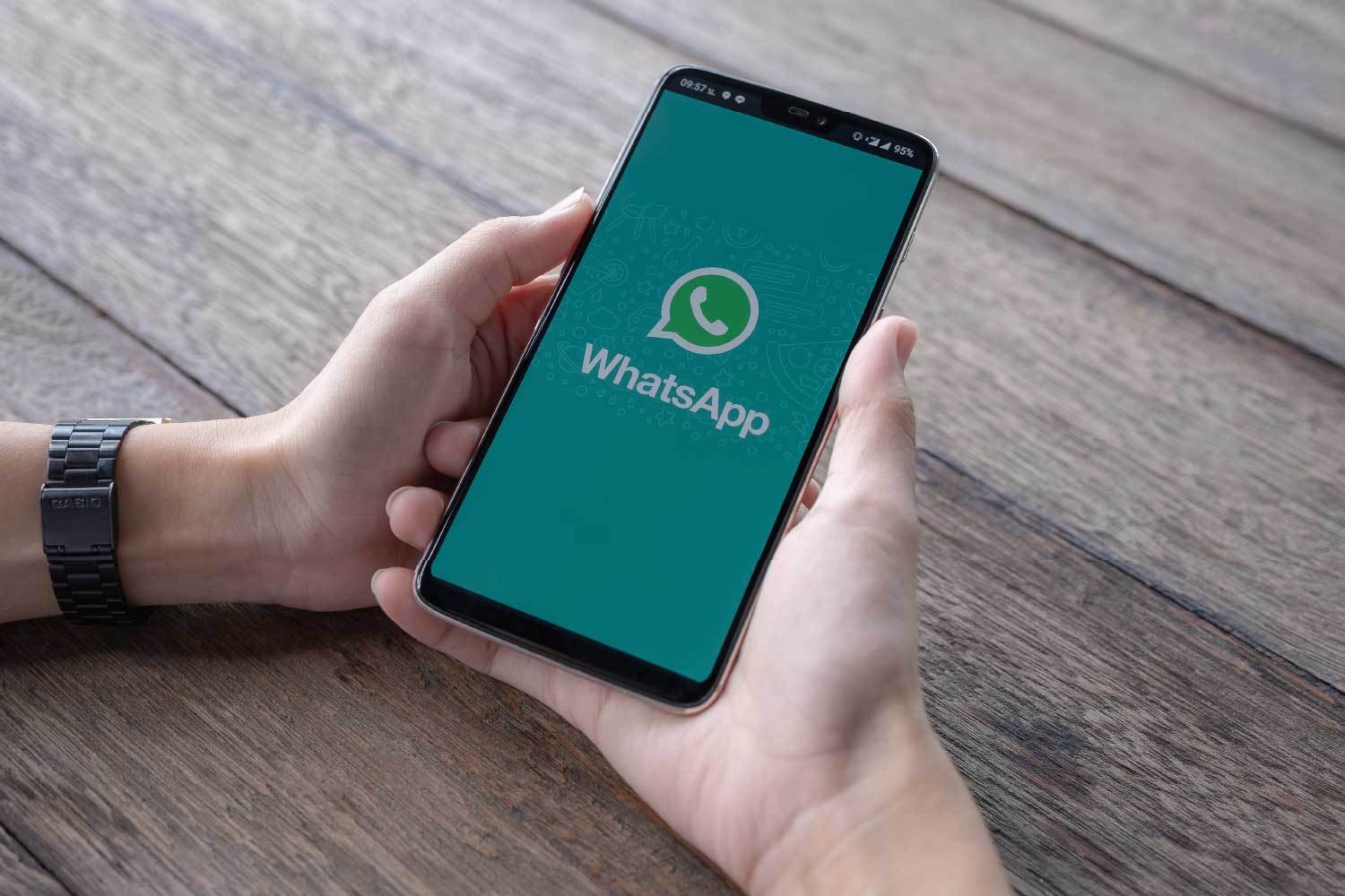Aplicativo de mensagens WhatsApp aberto em smartphone utilizado para comunicação digital - FindUP - Golpes no WhatsApp