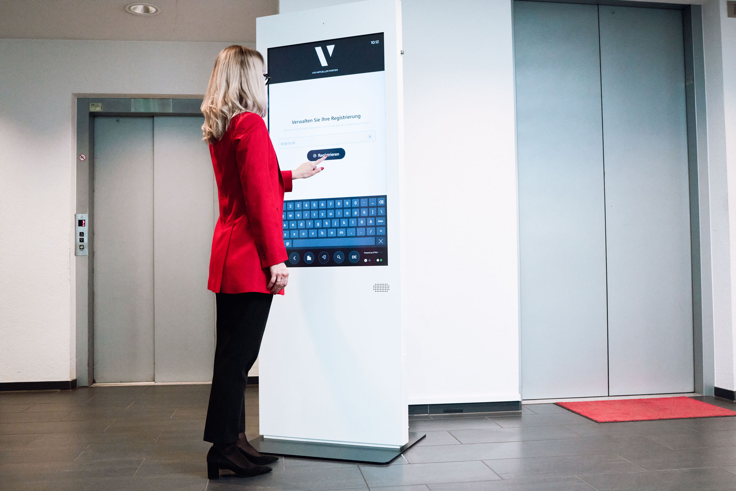 Virtueller Portier von Etrocom – digitales Besuchermanagement Kiosk im Eingangsbereich