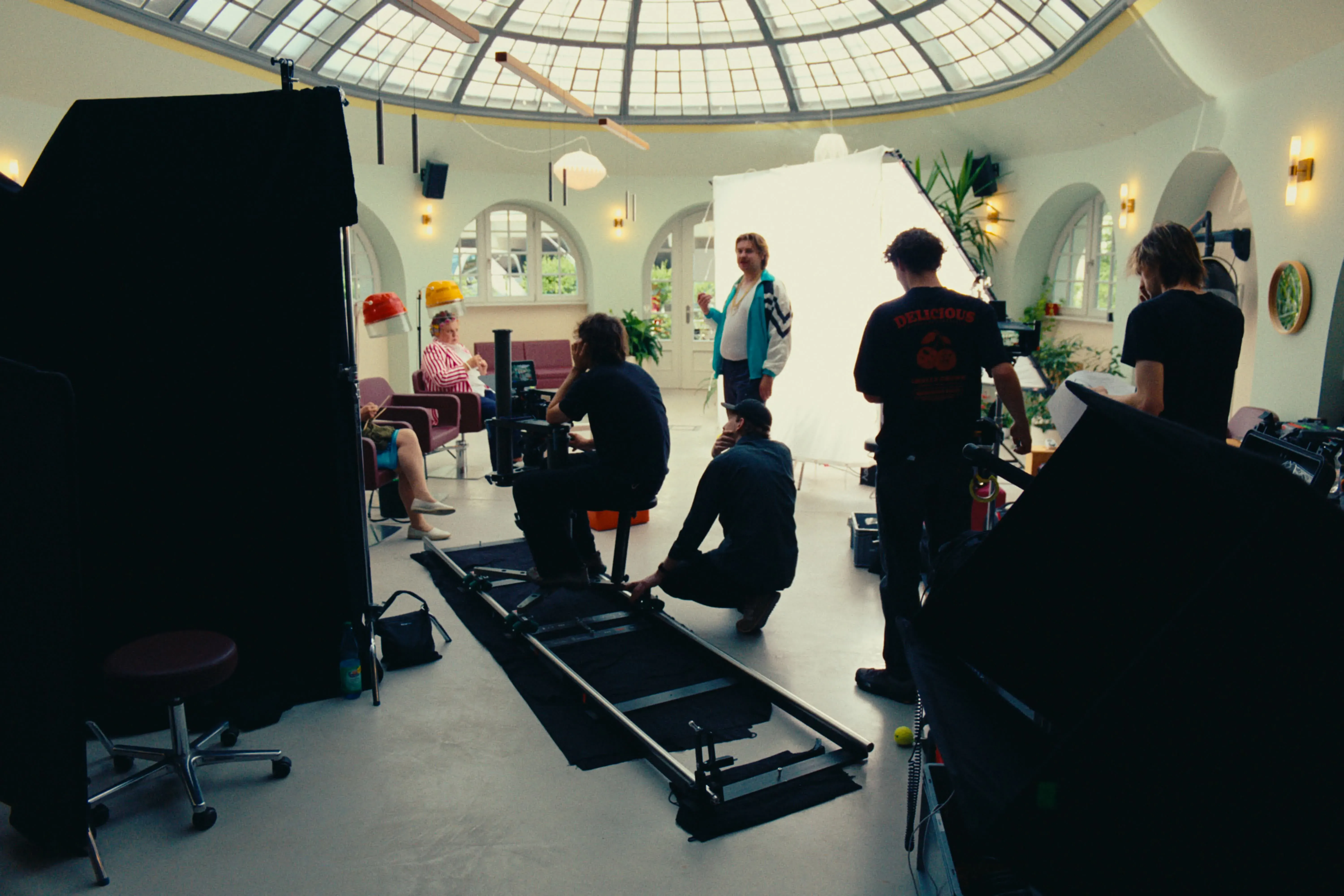 Videoproduktion Dresden Filmset mit Kamera, Schinen und Darsteller:innen