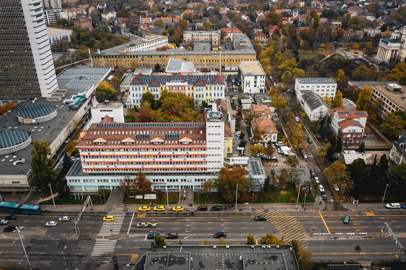 Heim Pál Gyermekgyógyászíti Intézet logójával ellátott kép kék háttér előtt