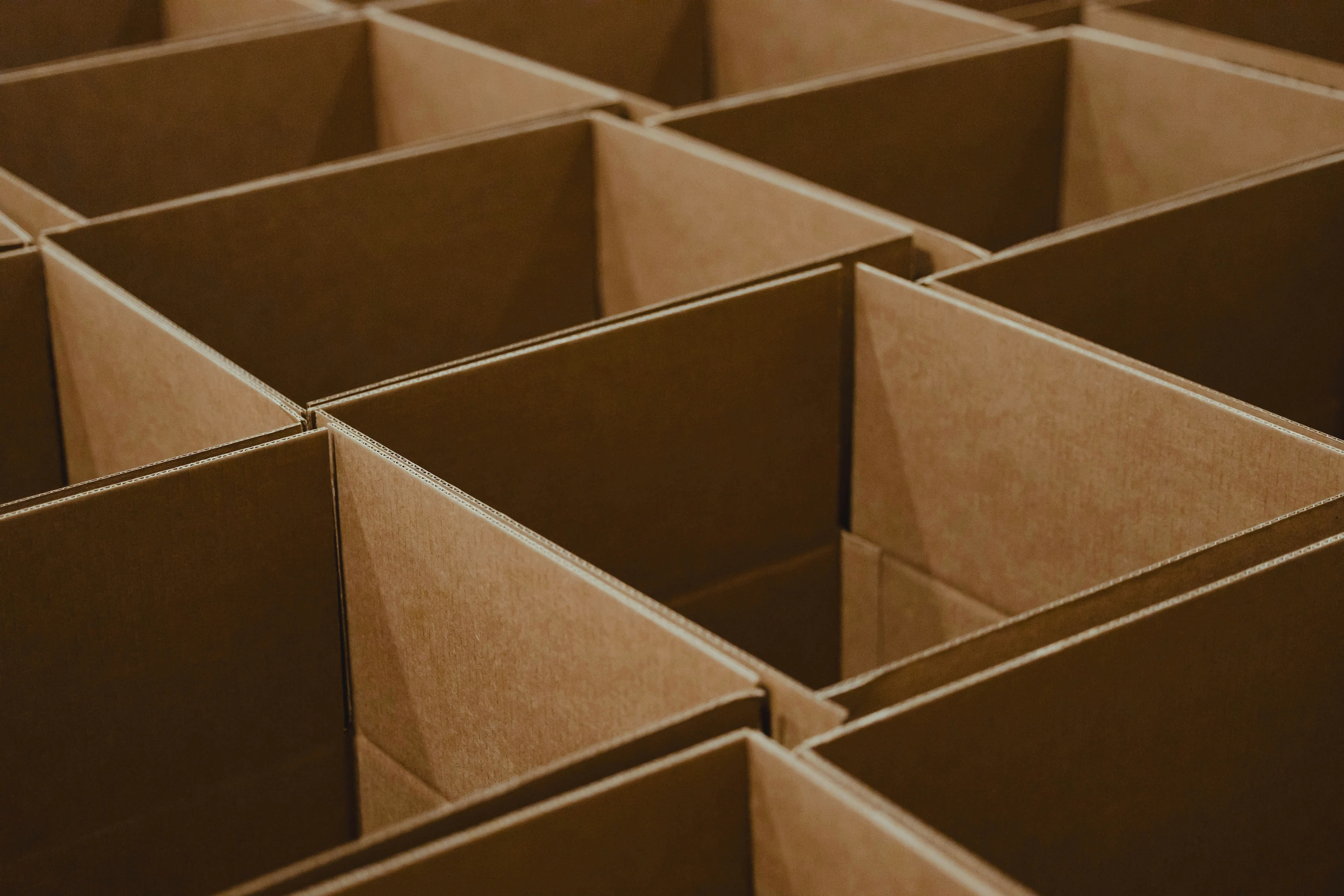 Reihen offener Kartonverpackungen als Symbol für die neuen Anforderungen der PPWR an Verpackungen in der EU