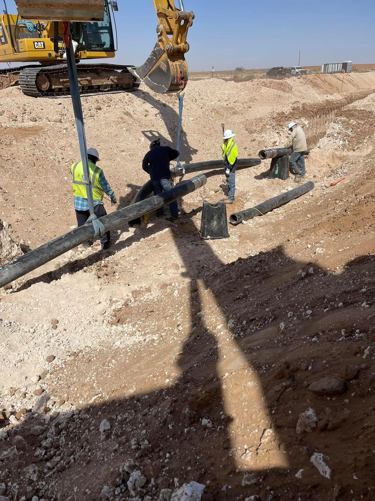 Reinforced thermoplastic pipe (RTP) water injection pipeline installation in oilfield trench