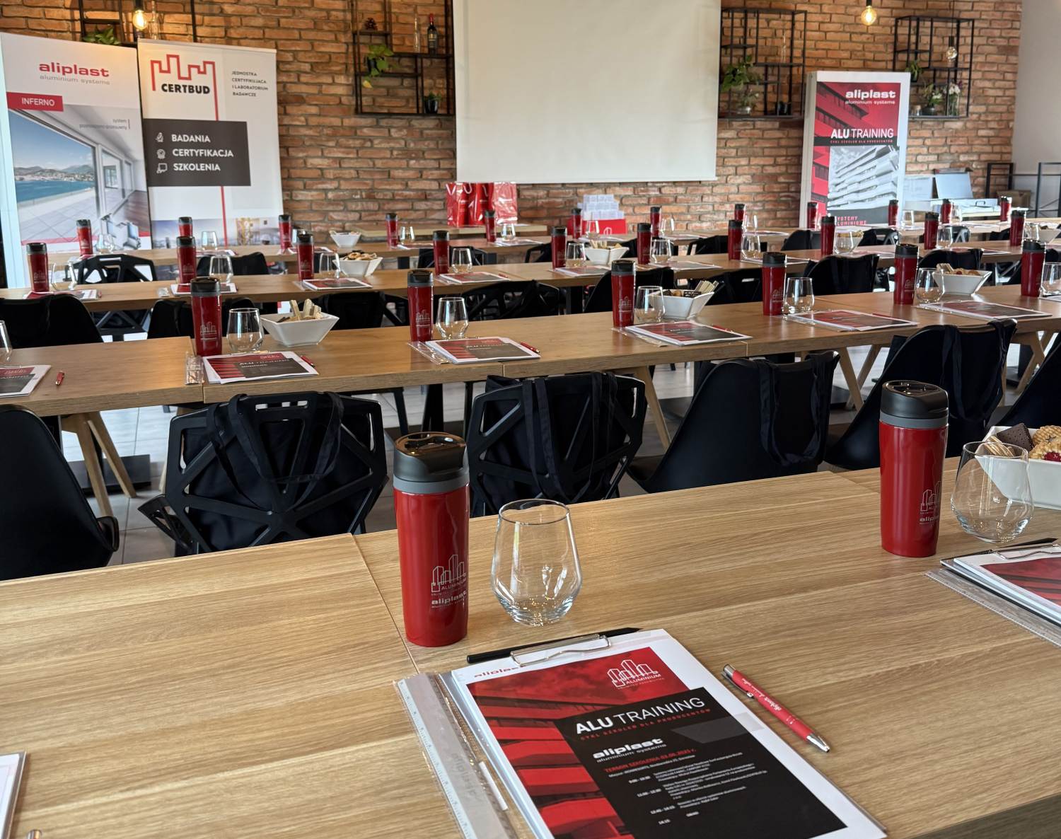 Materiały szkoleniowe i przygotowane stanowiska na firmowe szkolenie w Niedźwiedzia 25