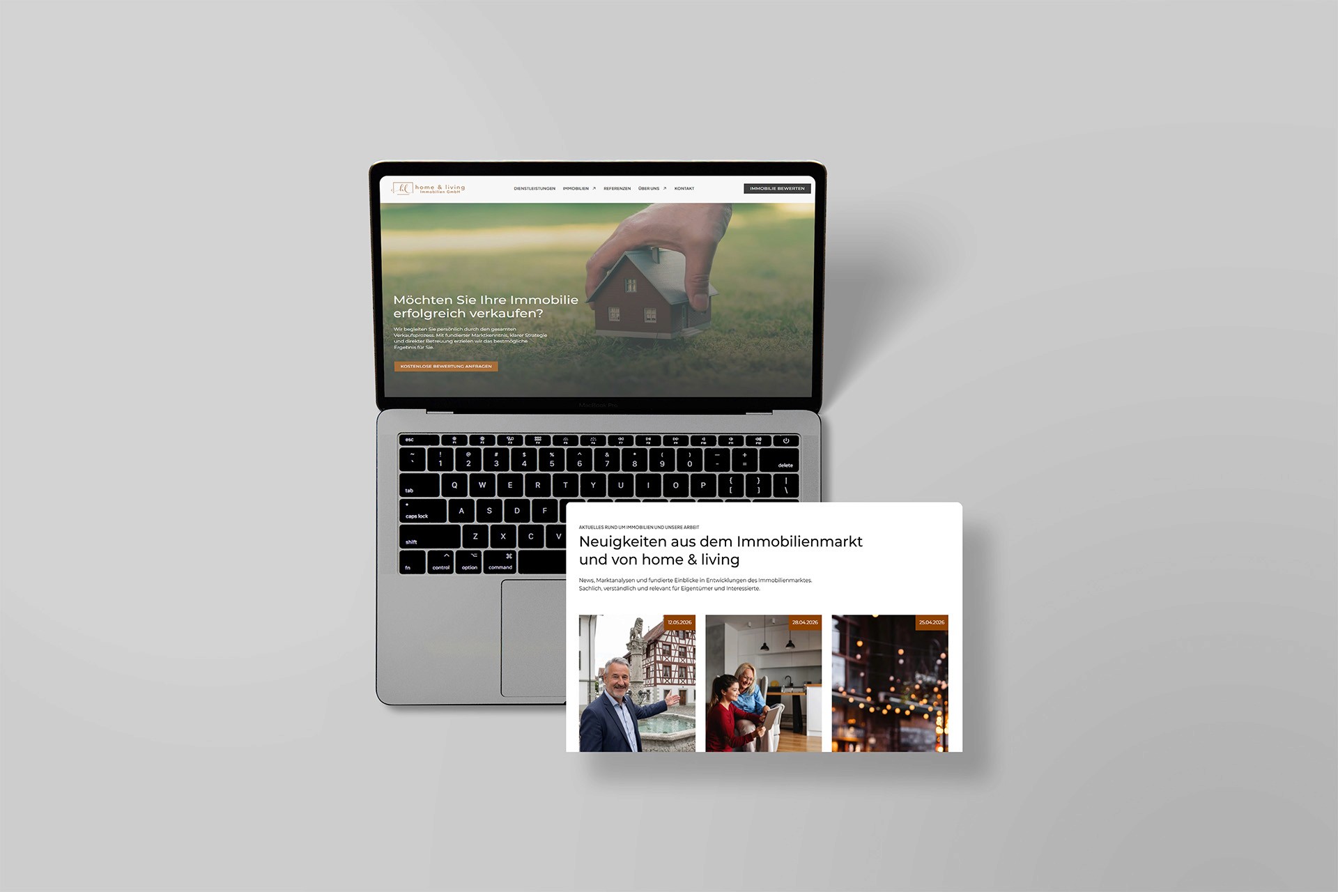Laptop mit Website-Vorschau, Immobilienthema.