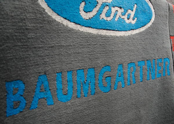 Ein Teppich mit dem Ford Logo drauf