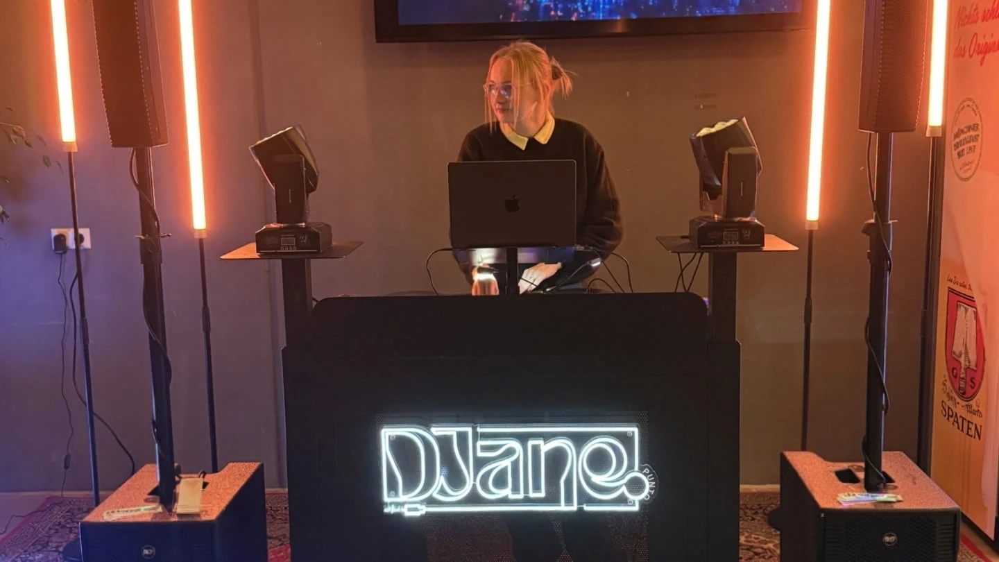 Djane Punto hinter ihrem professionellen DJ Setup