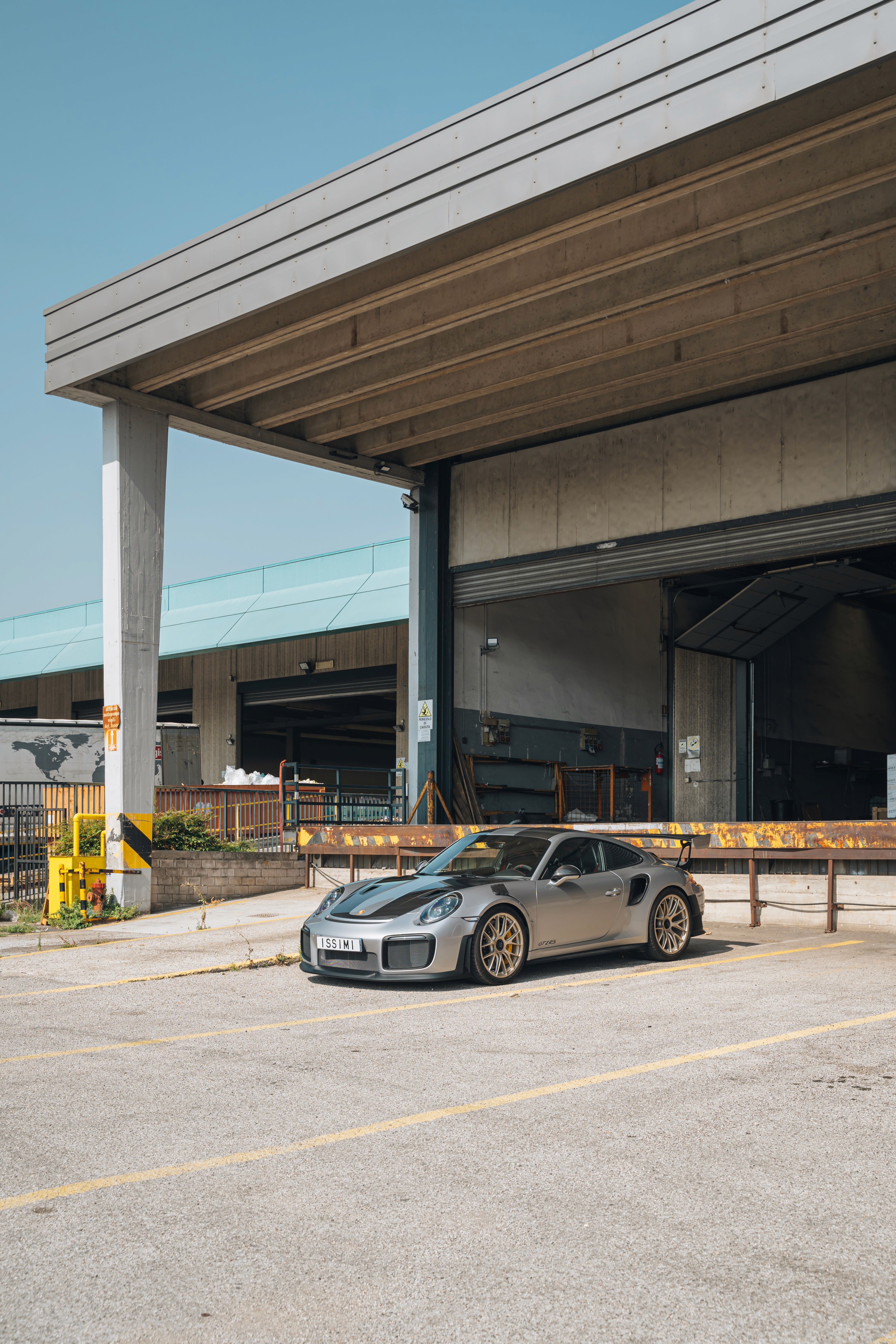 porsche 992 gt2 rs in zona industriale
